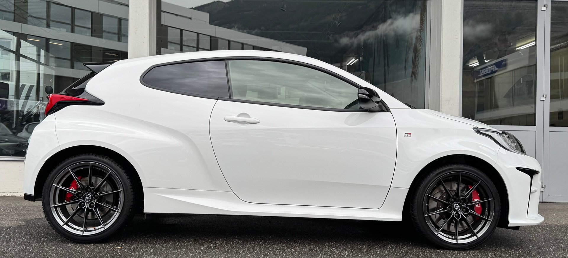 TOYOTA Yaris 1.6 GR Sport-image-1