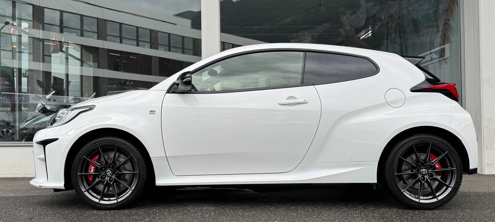 TOYOTA Yaris 1.6 GR Sport-image-2