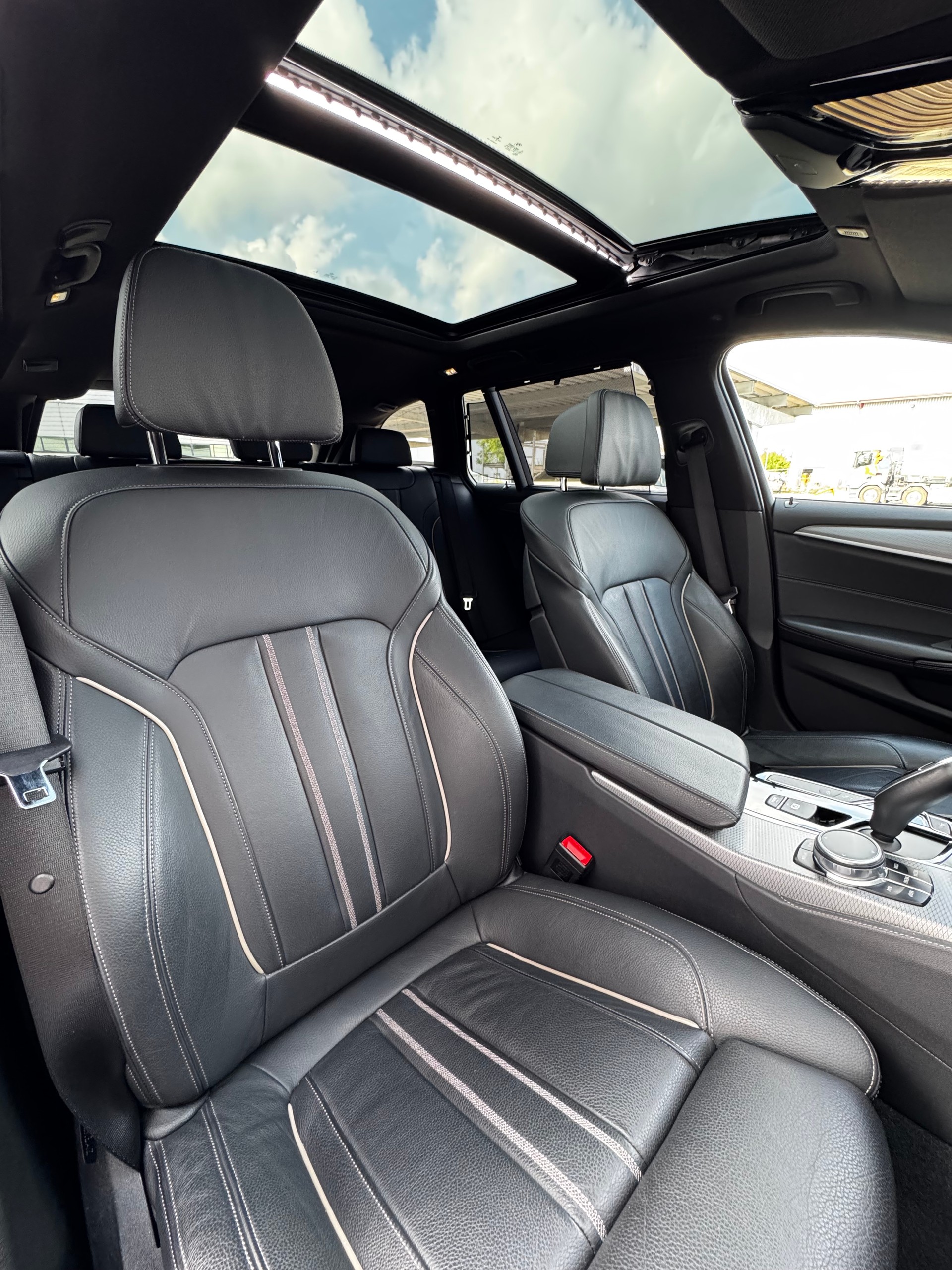 BMW 530d xDrive Touring Steptronic-image-12