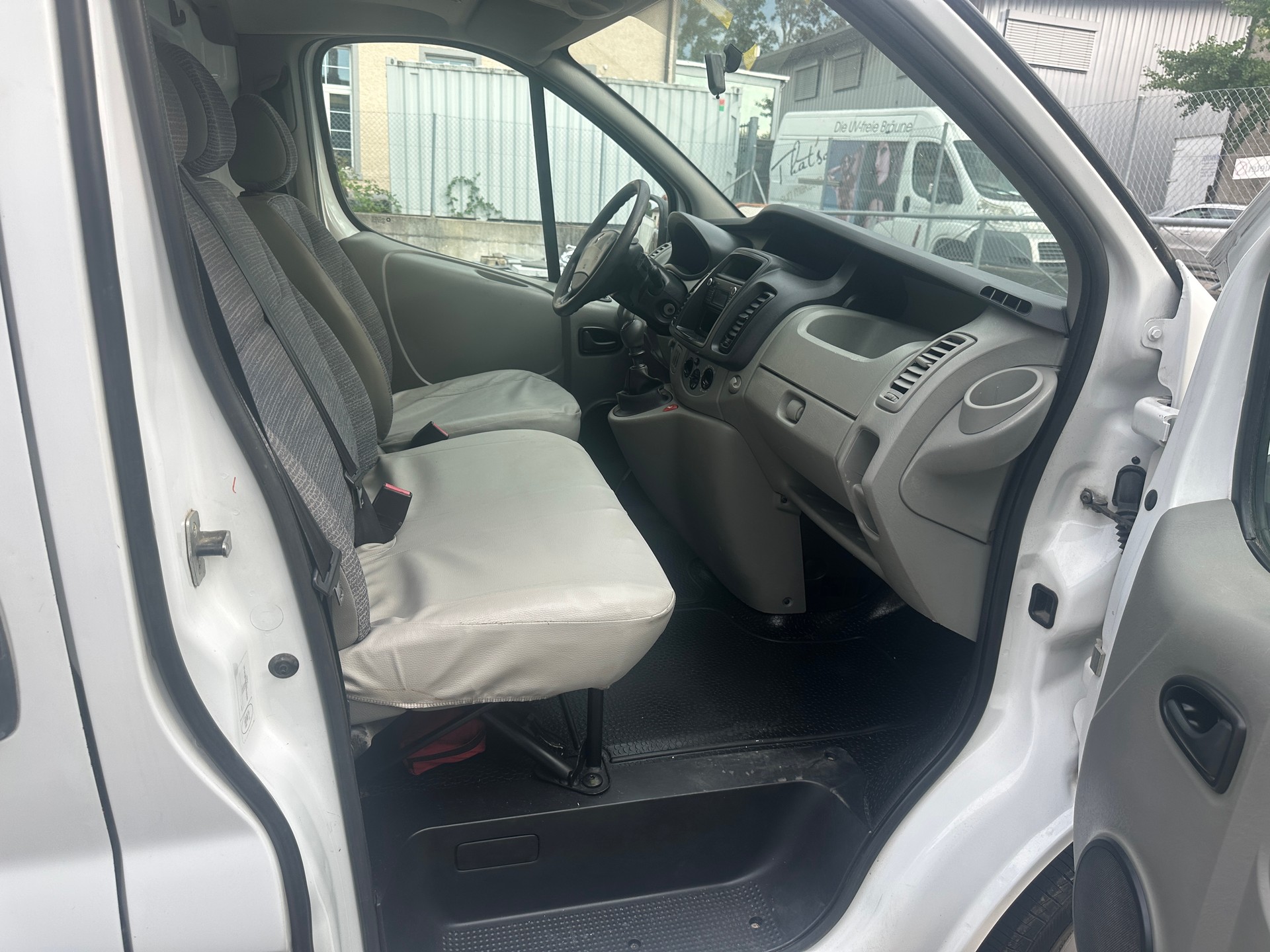 RENAULT Trafic 2.0 dCi 115 2.9t L1H1-image-5