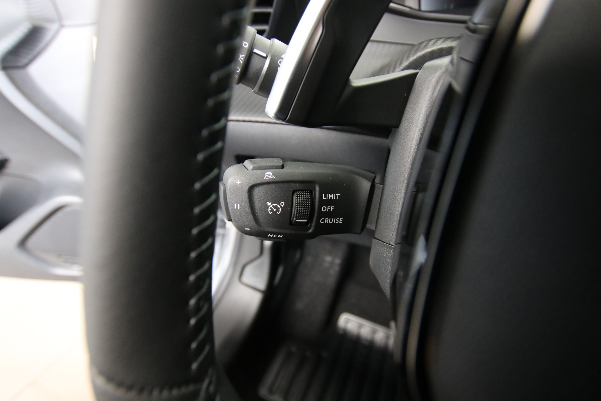 PEUGEOT 208 1.2 MHEV 110 Allure Premium *Werksgarantie bis 01.2030*-image-22