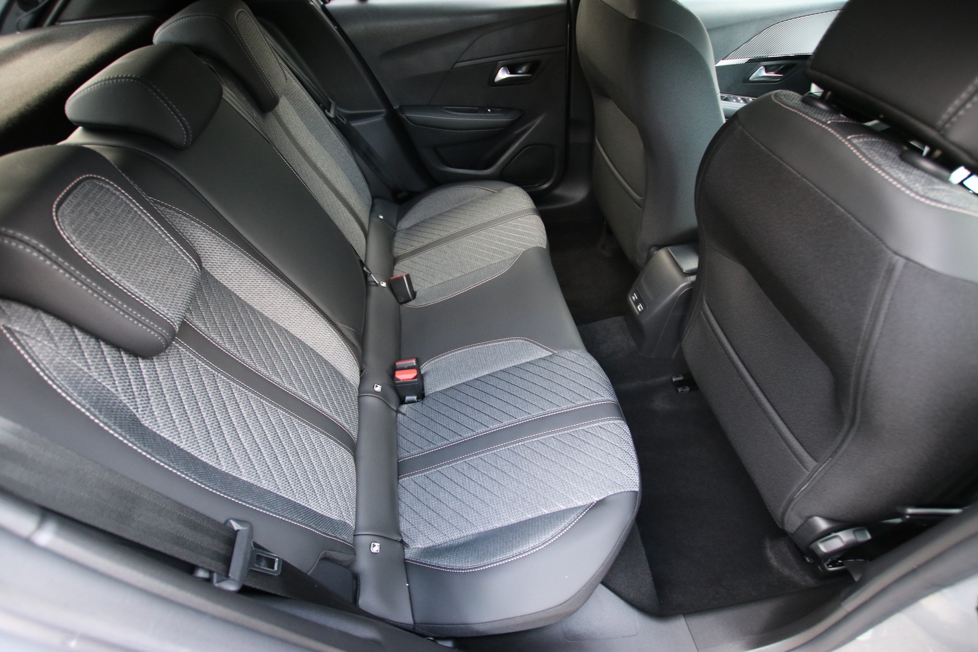 PEUGEOT 208 1.2 MHEV 110 Allure Premium *Werksgarantie bis 01.2030*-image-14