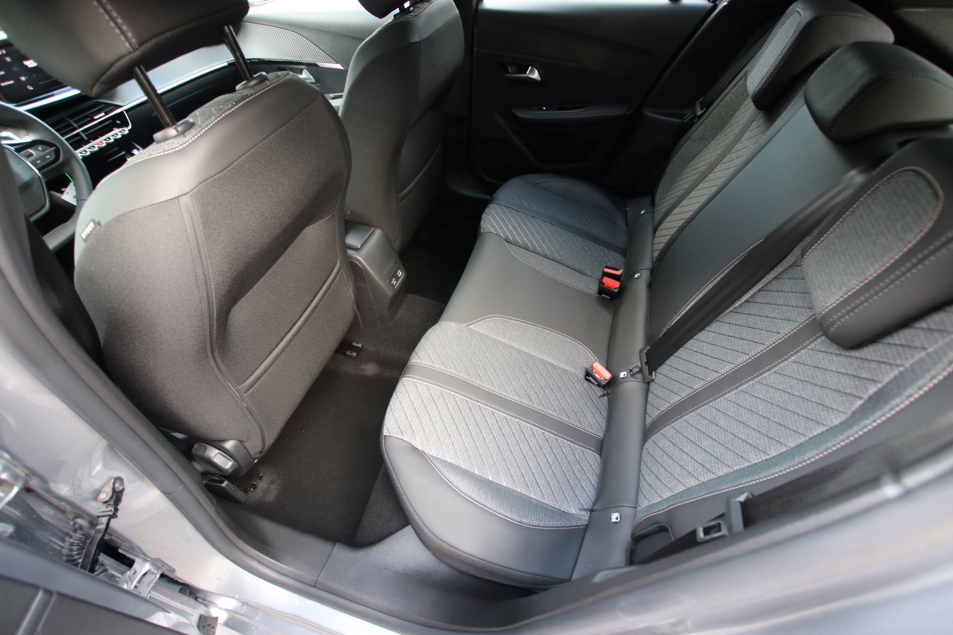 PEUGEOT 208 1.2 MHEV 110 Allure Premium *Werksgarantie bis 01.2030*-image-13