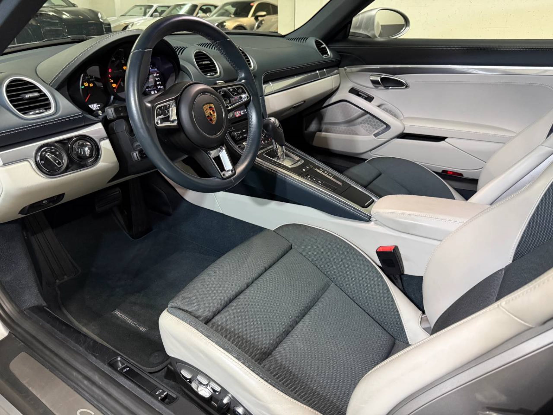 PORSCHE 718 Cayman-image-3