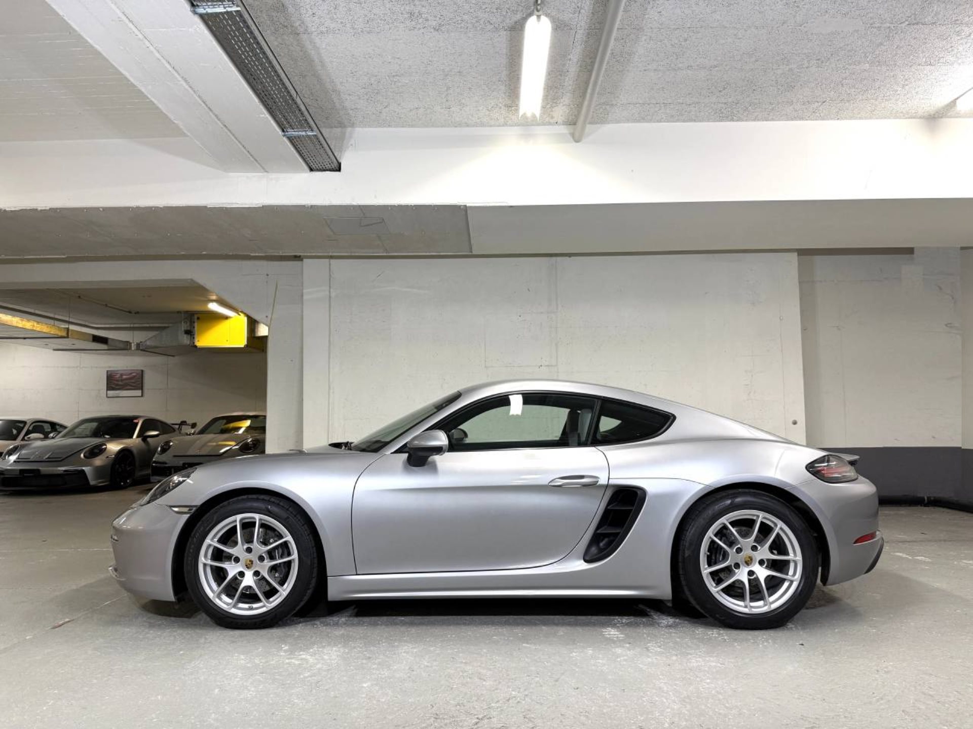 PORSCHE 718 Cayman-image-1