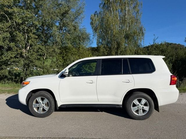 TOYOTA 4.5 D-4D V8 Linea Luna 5P.-image-3