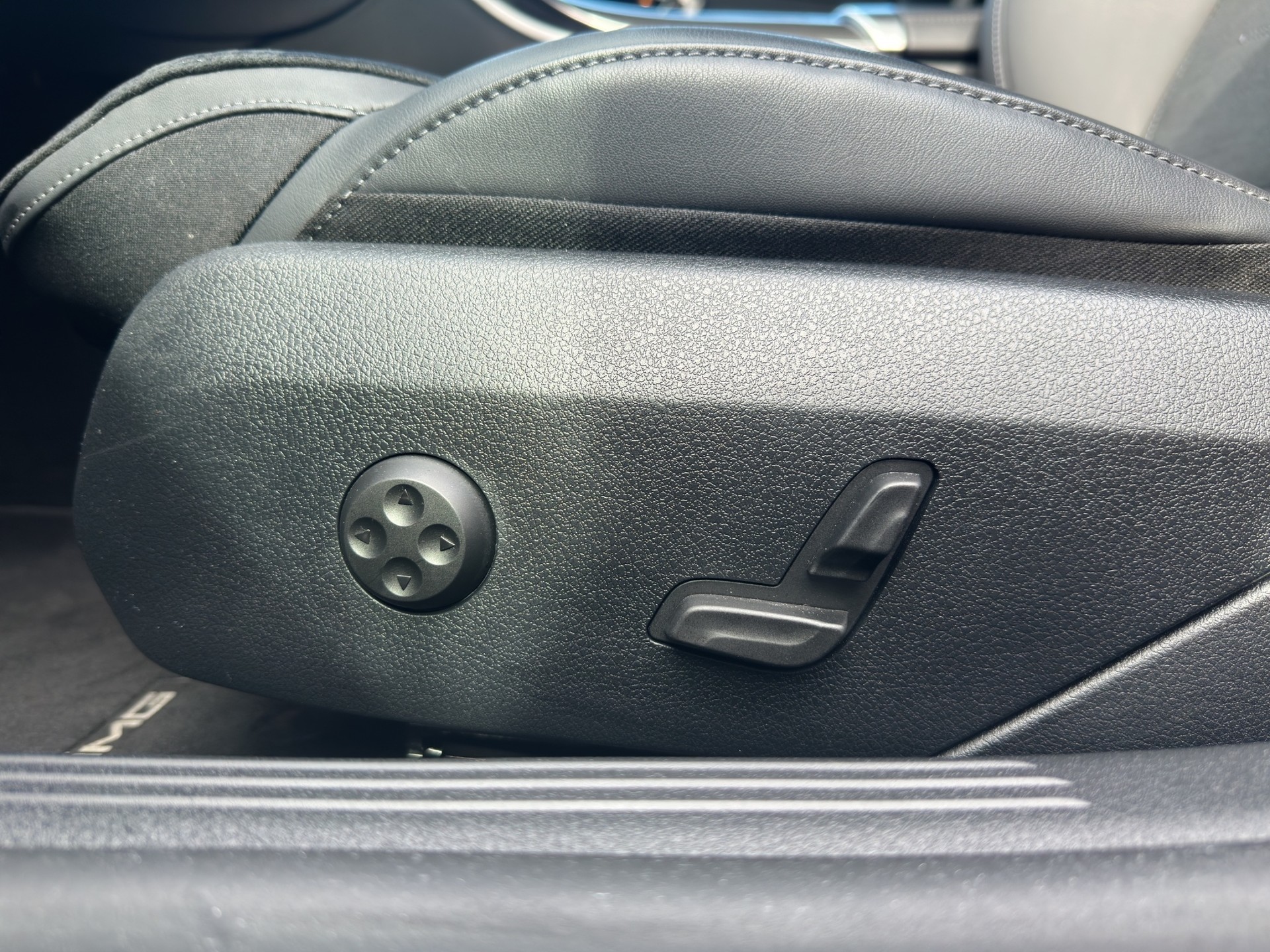 MERCEDES-BENZ C 300 d AMG Line-image-9