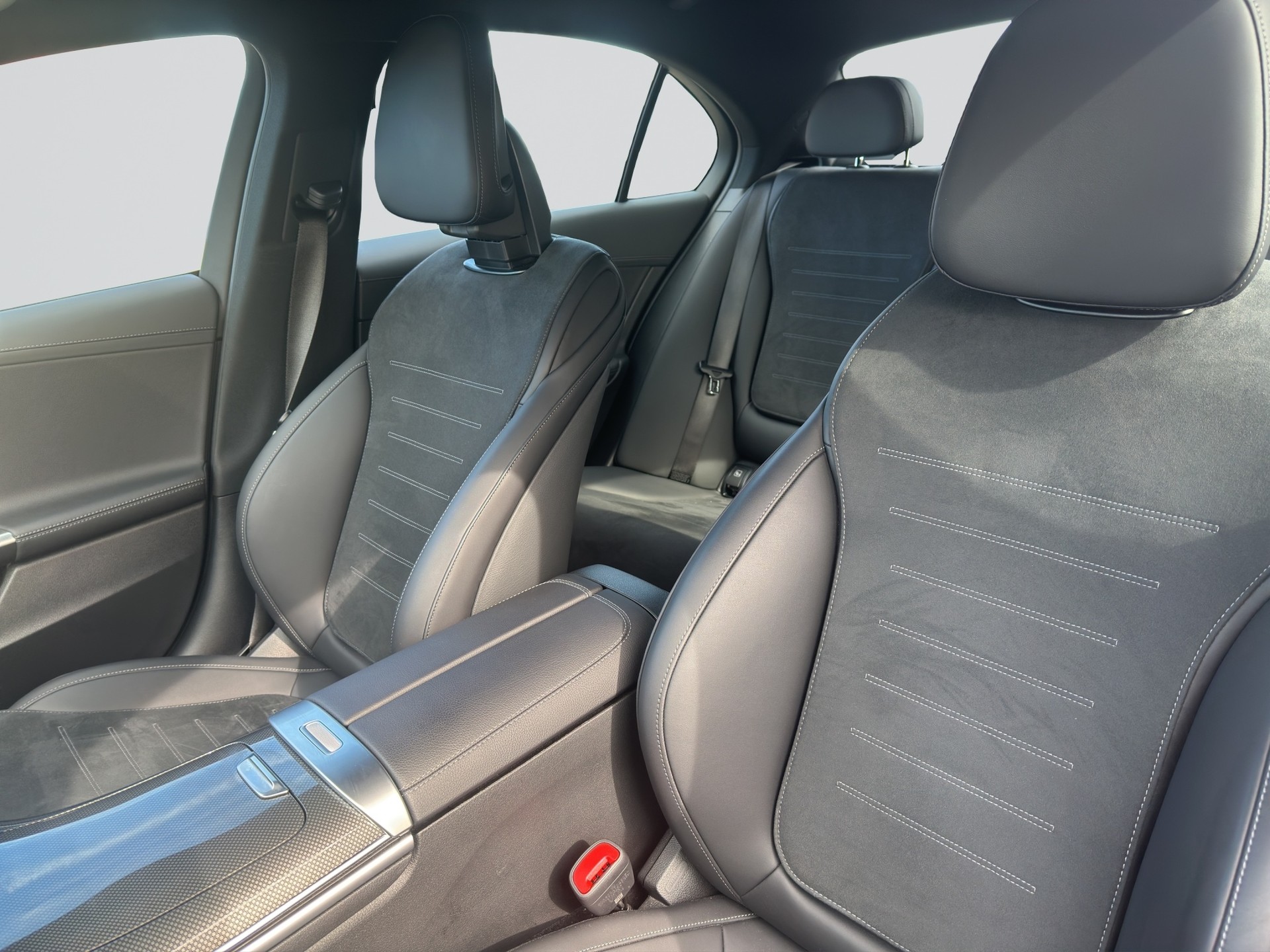 MERCEDES-BENZ C 300 d AMG Line-image-5