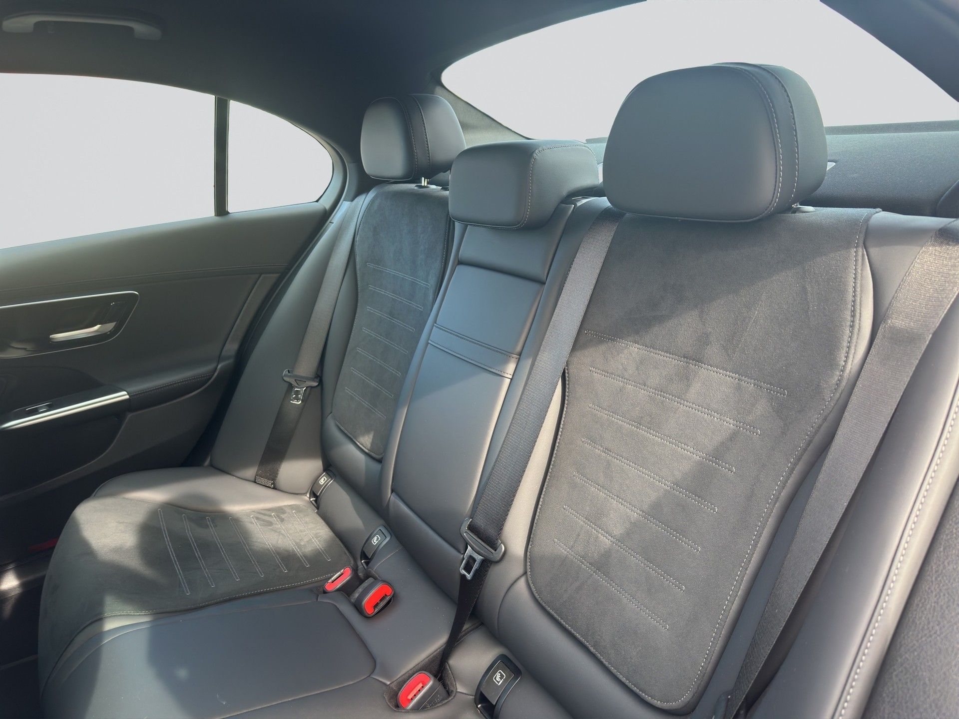 MERCEDES-BENZ C 300 d AMG Line-image-7