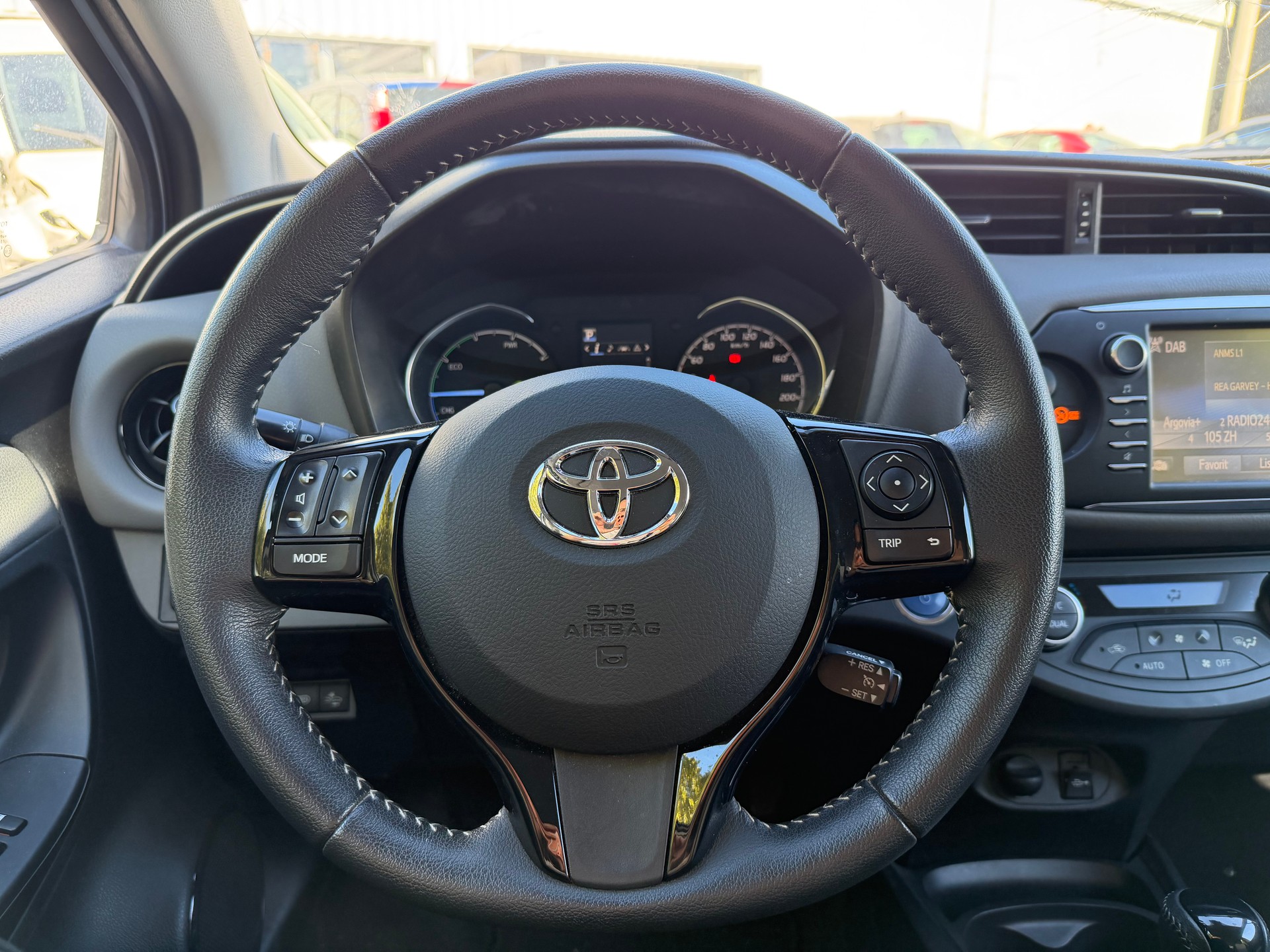 TOYOTA Yaris 1.5 VVT-i Hybrid Comfort e-CVT-image-16