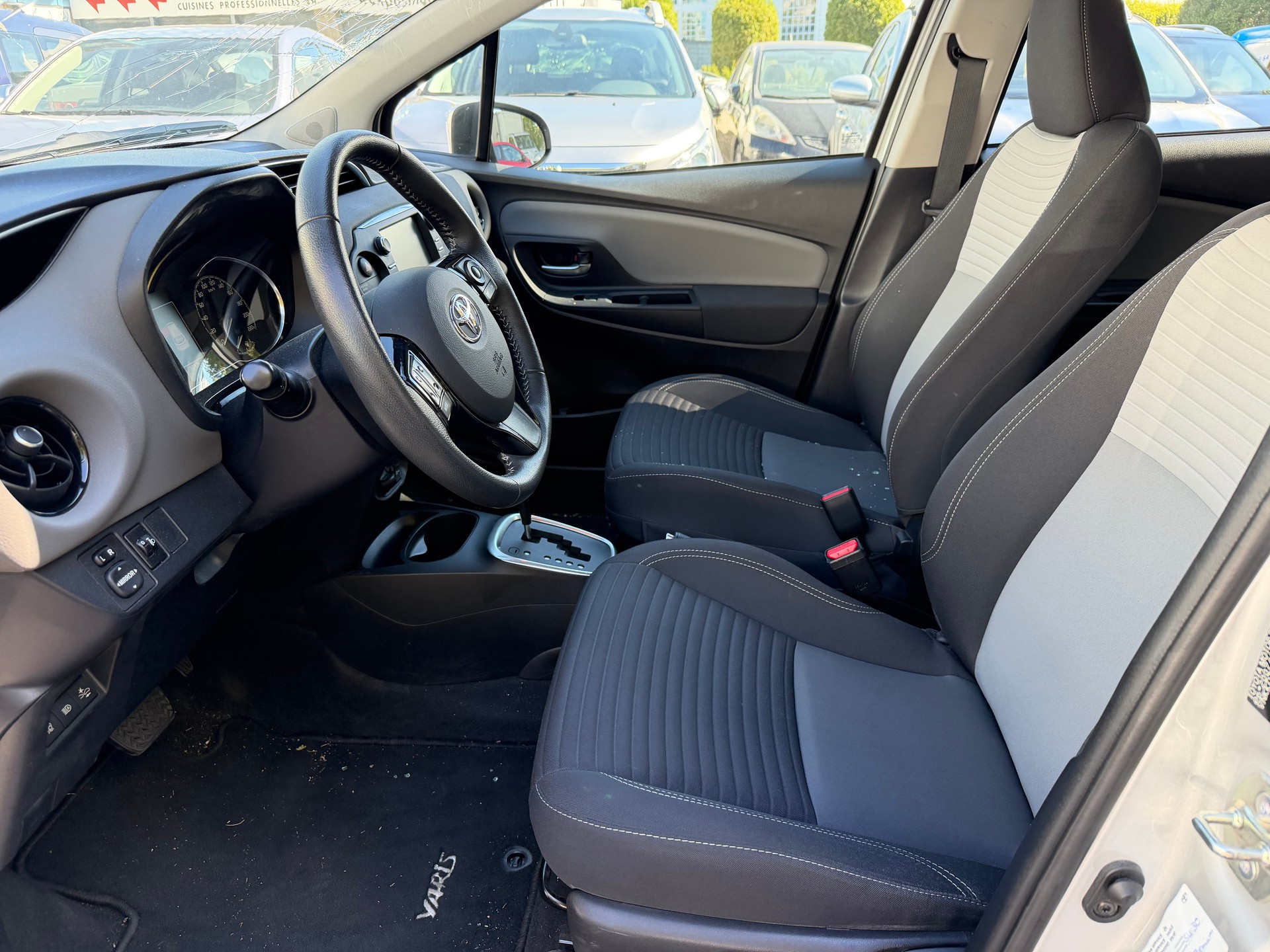 TOYOTA Yaris 1.5 VVT-i Hybrid Comfort e-CVT-image-14