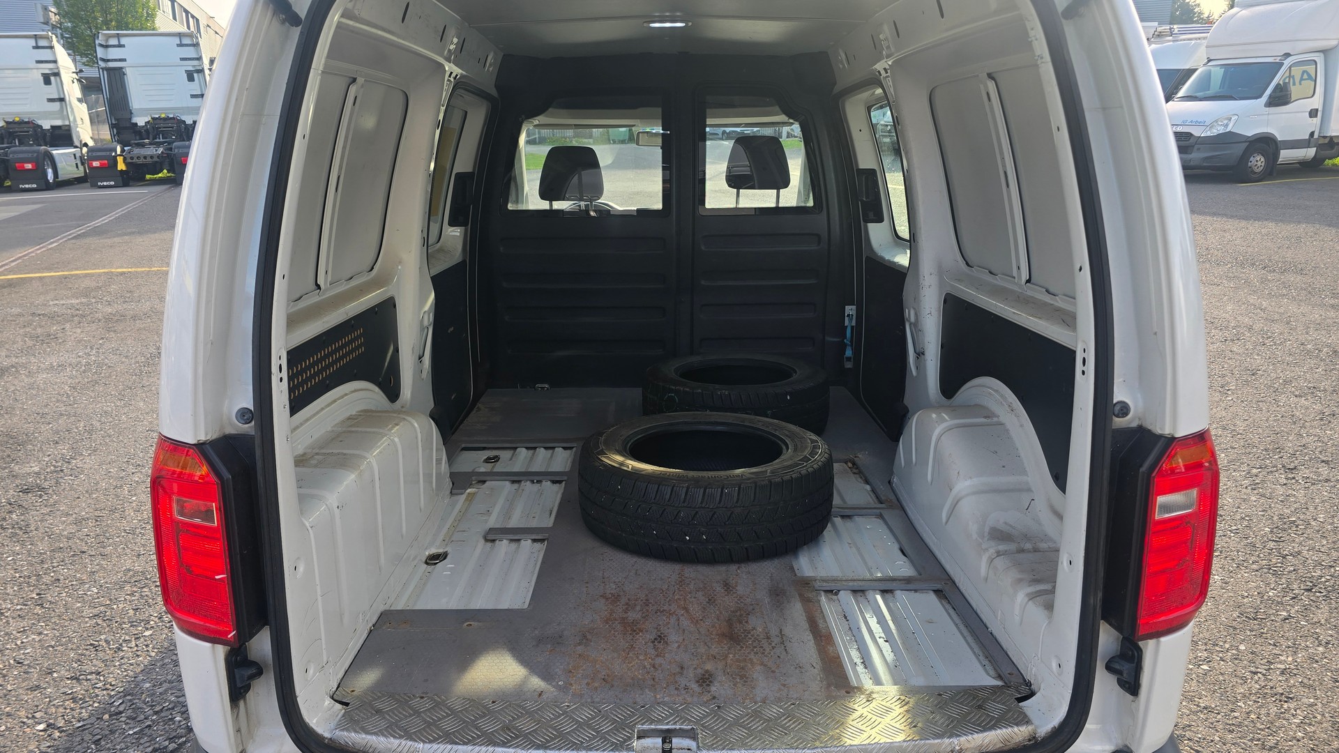 VW Caddy Maxi 2.0TDI BlueMotion Technology-image-6