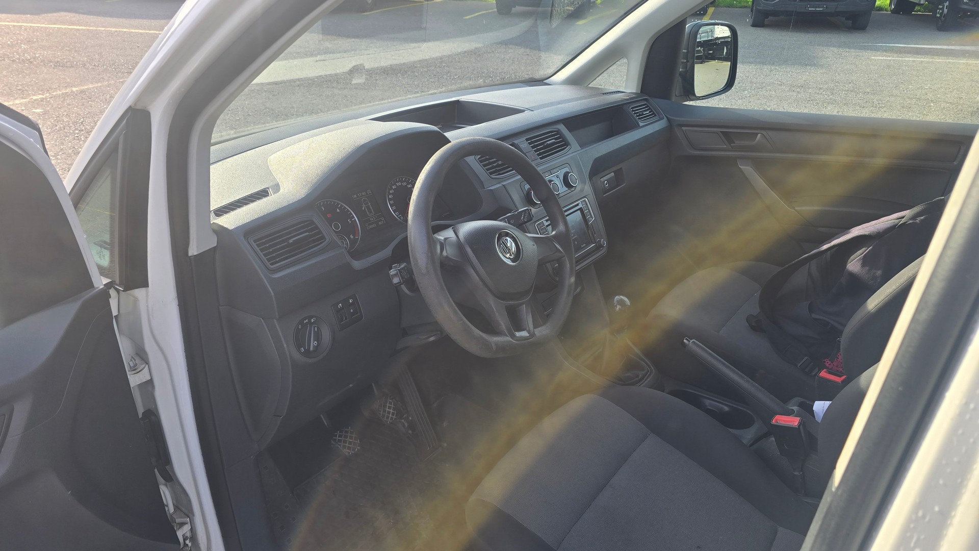 VW Caddy Maxi 2.0TDI BlueMotion Technology-image-11