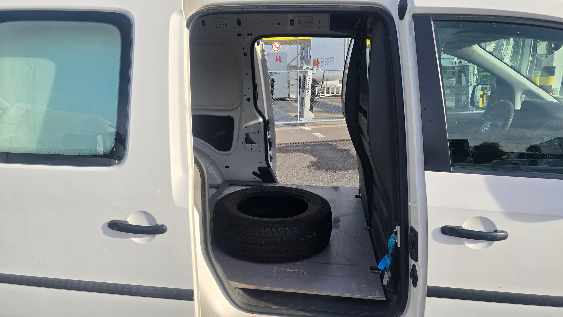 VW Caddy Maxi 2.0TDI BlueMotion Technology-image-9