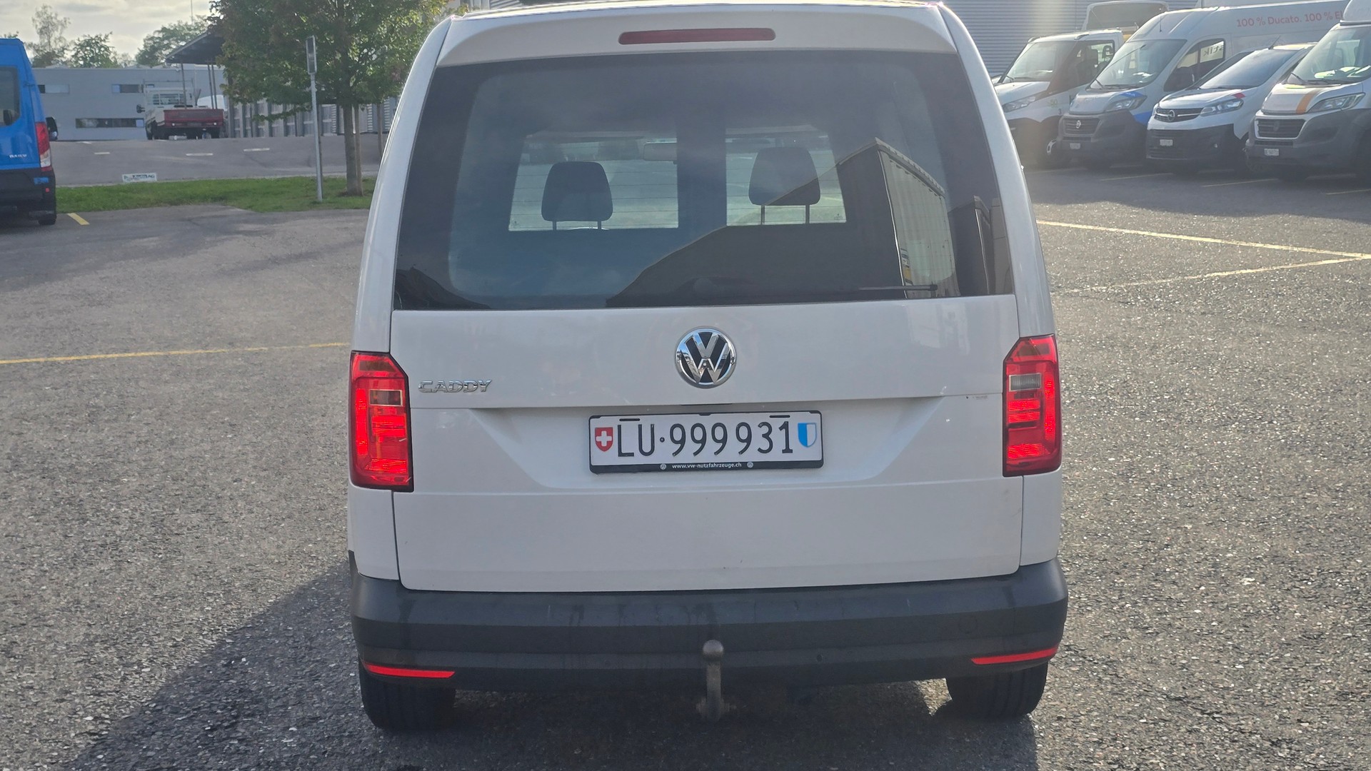 VW Caddy Maxi 2.0TDI BlueMotion Technology-image-4