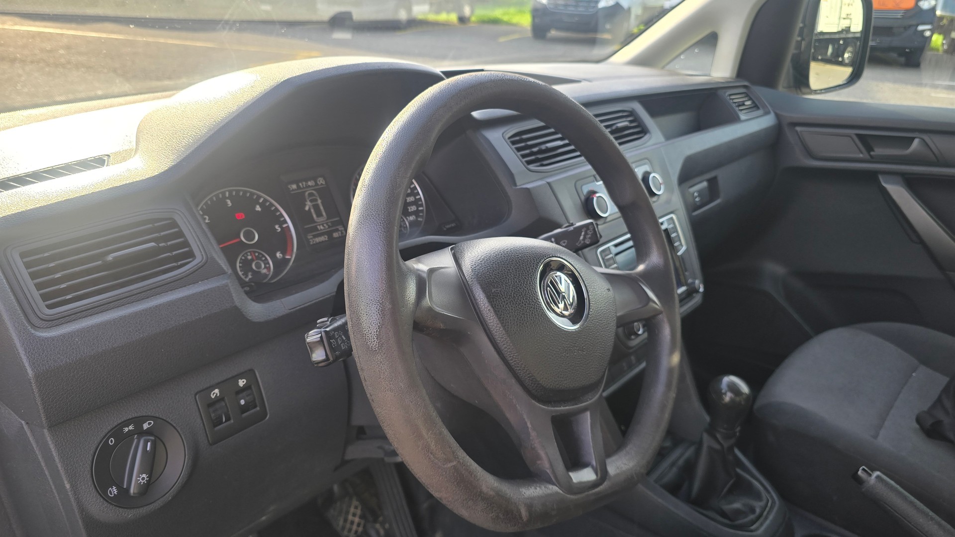 VW Caddy Maxi 2.0TDI BlueMotion Technology-image-12