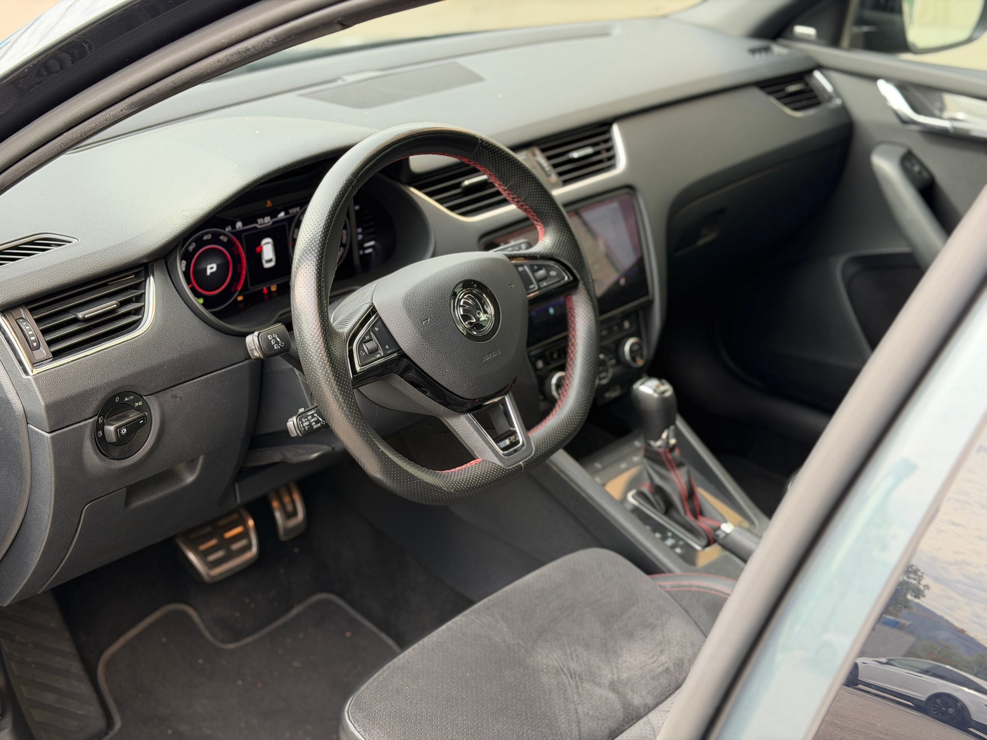 SKODA Octavia Combi 2.0 TDI RS 4x4 DSG-image-15