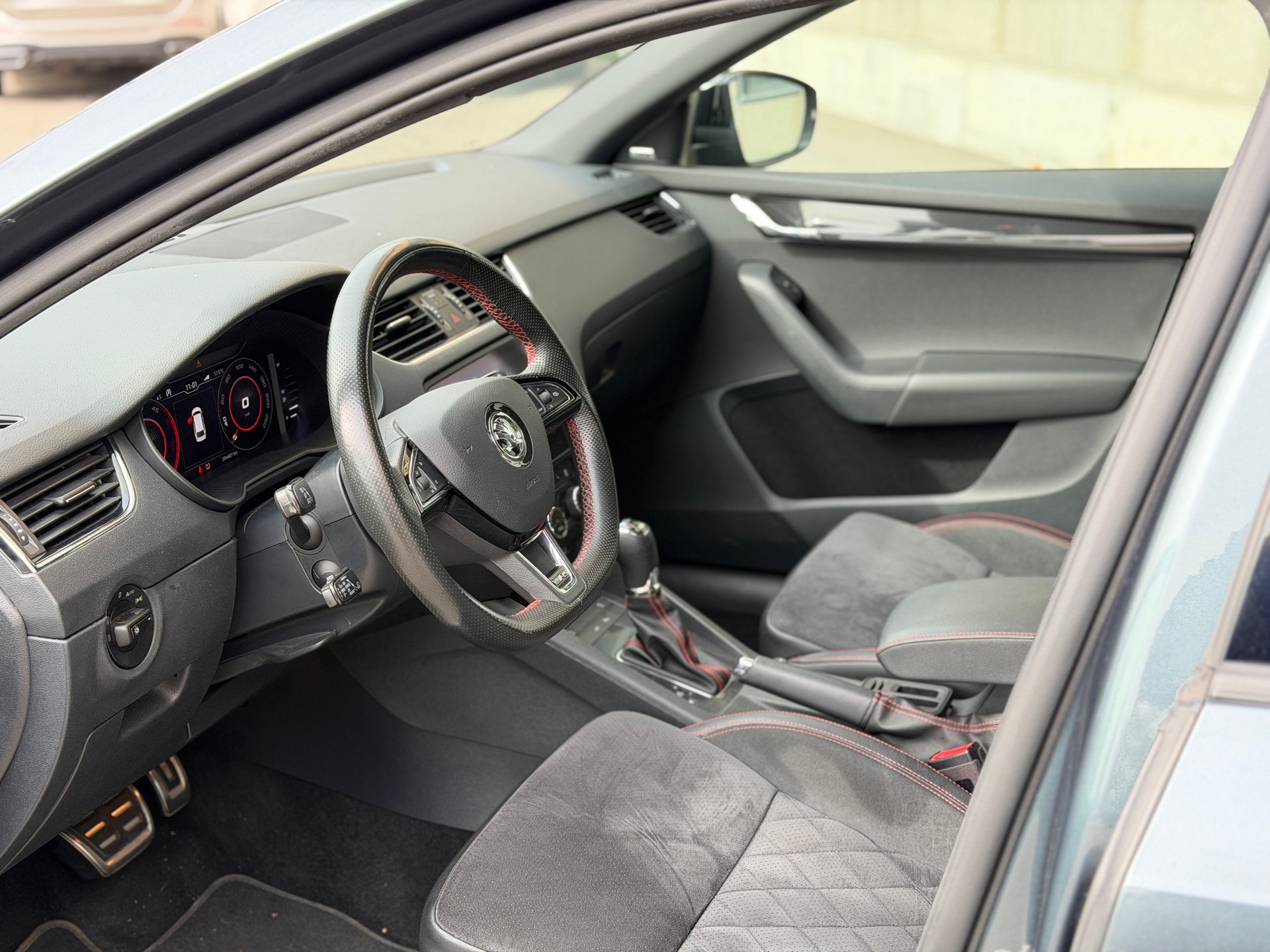 SKODA Octavia Combi 2.0 TDI RS 4x4 DSG-image-12
