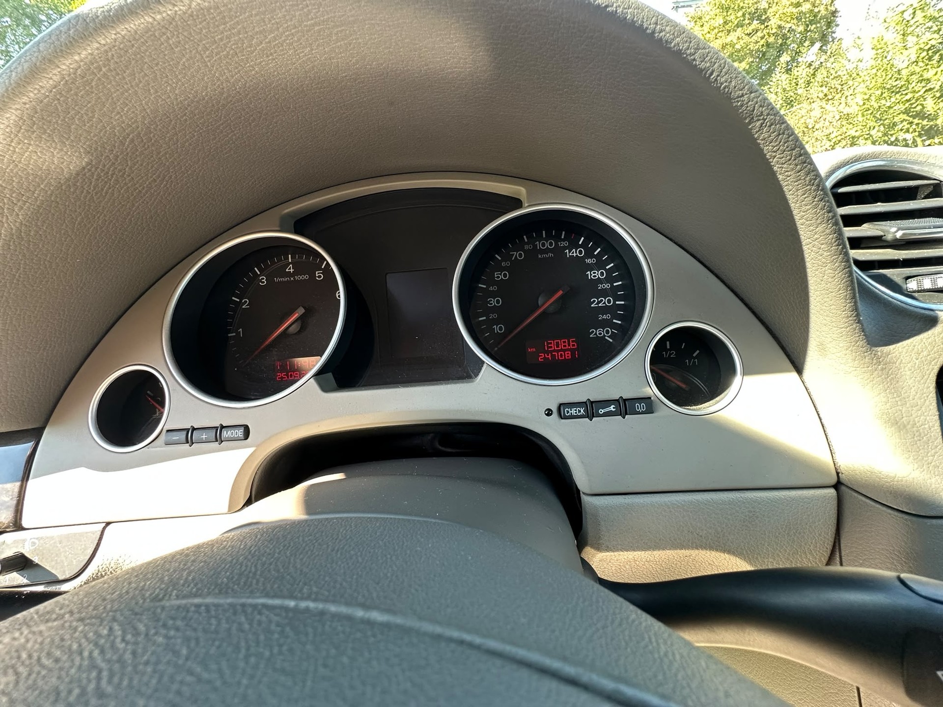 AUDI A4 Cabriolet 2.4 V6-image-8