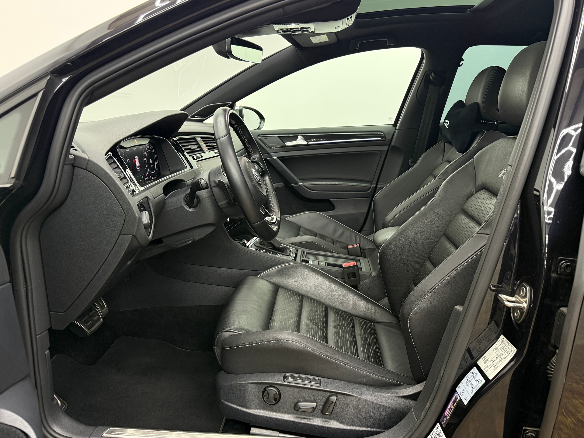 VW Golf 2.0 TSI R 4Motion DSG-image-18