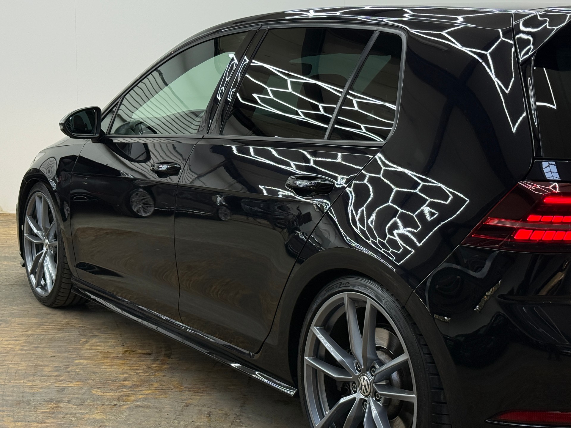 VW Golf 2.0 TSI R 4Motion DSG-image-7