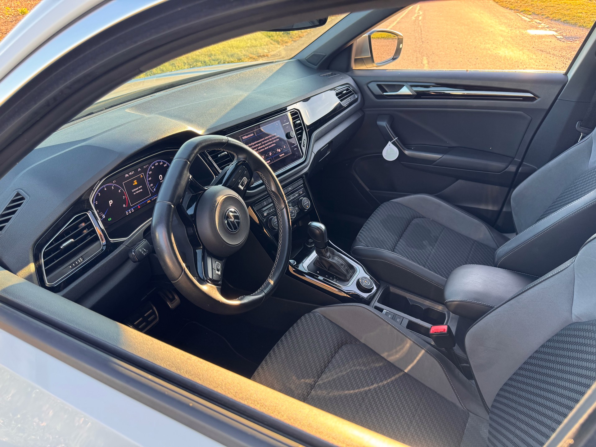 VW 2.0 TSI R DSG 4Motion Pure White uni-image-9