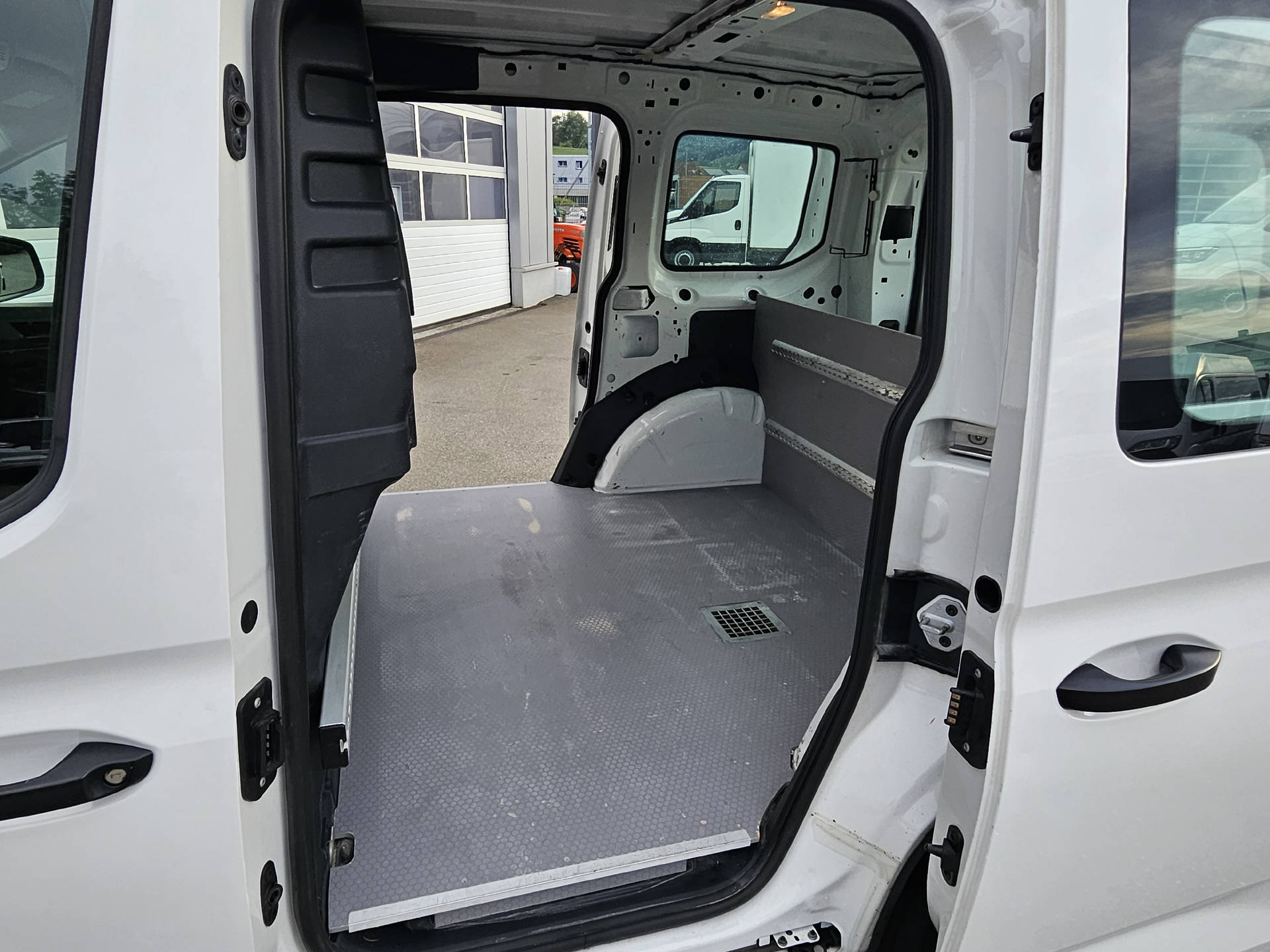 VW Caddy Kaw. 2.0 TDI 122 BlueMT 4m * Frisch ab MFK * Klima * 8- fach bereift *-image-13