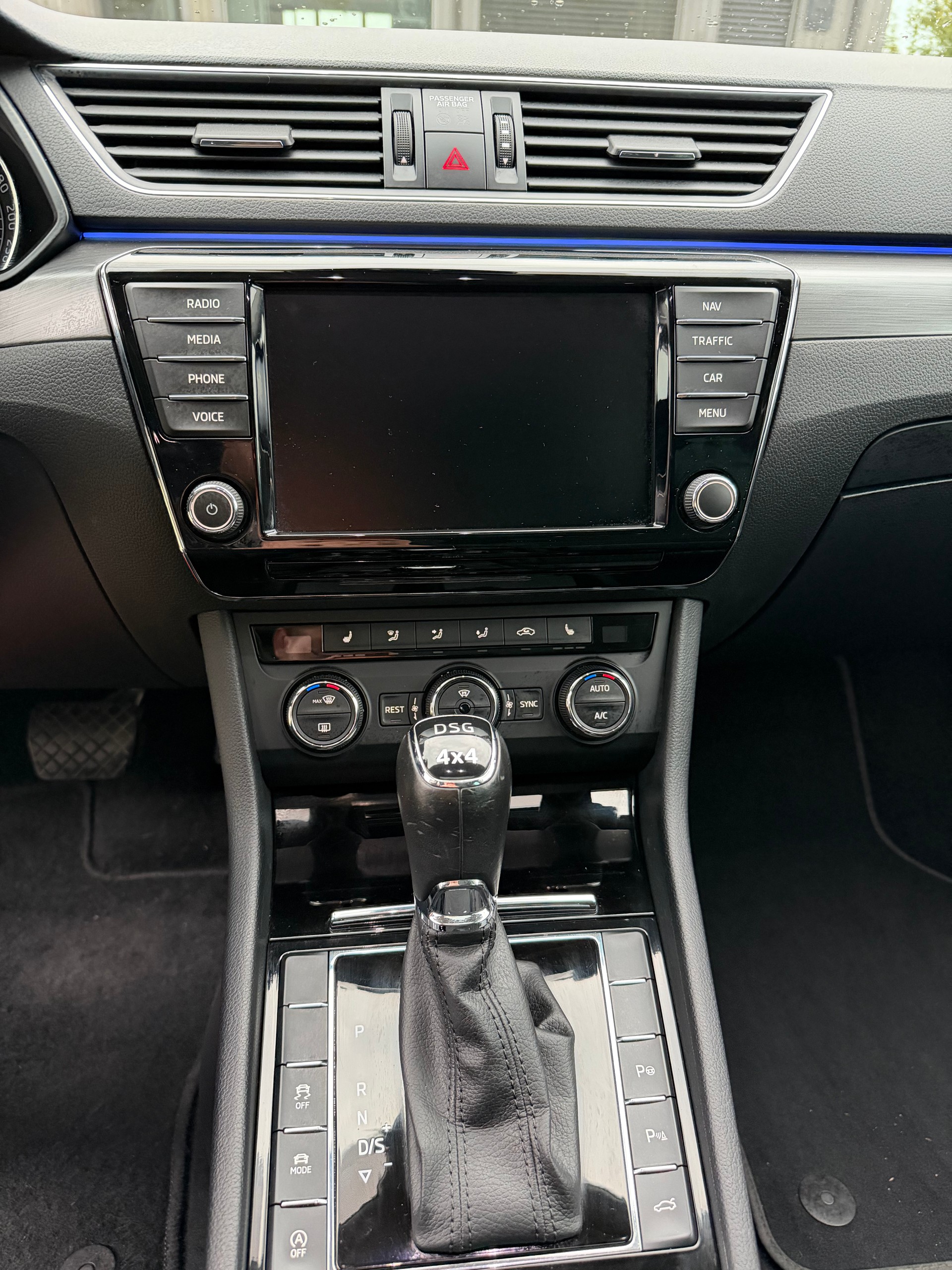 SKODA Superb Combi 2.0 TSI Sport Line DSG 4x4-image-10