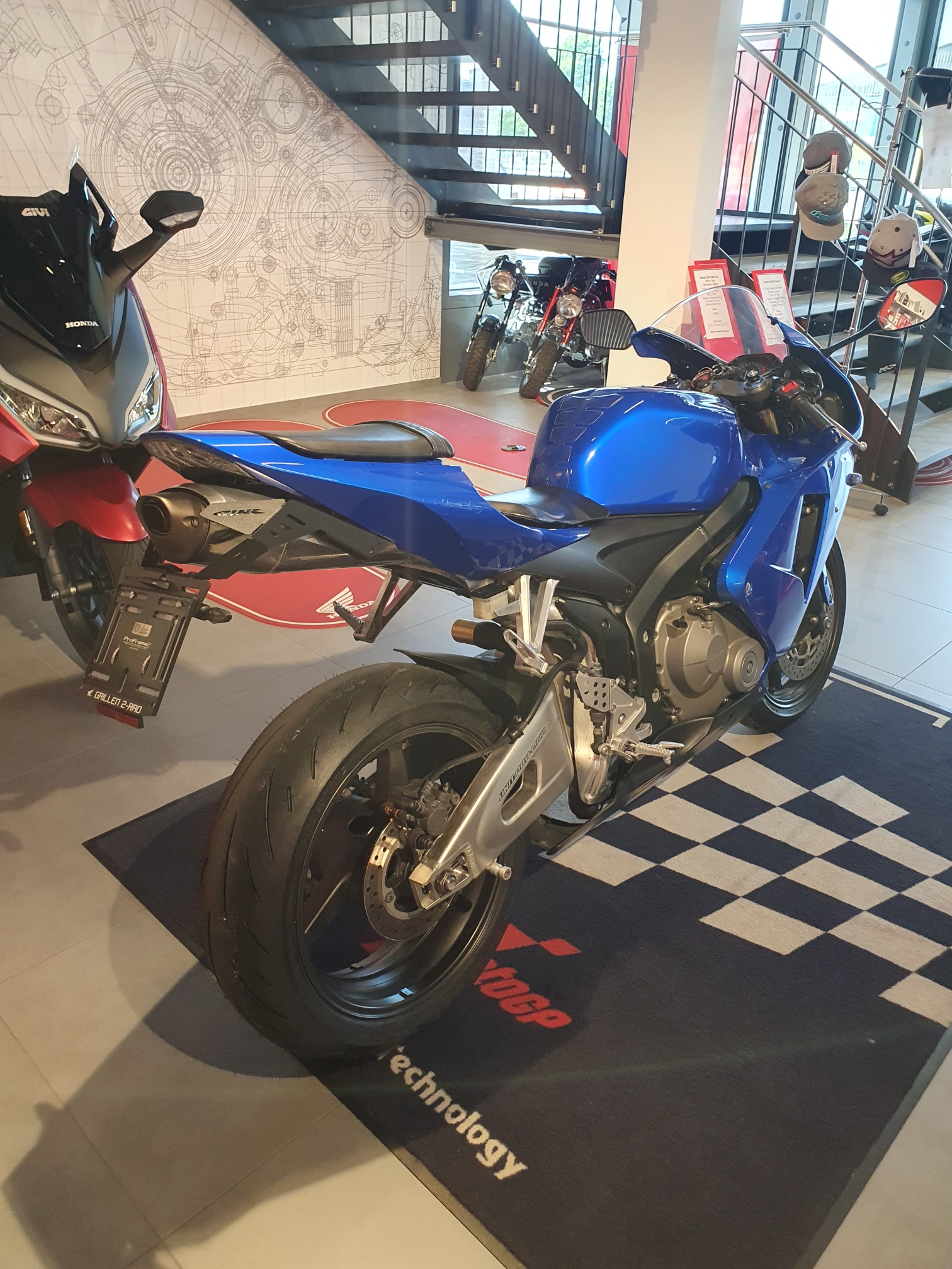 HONDA CBR 600 RR-showroom-element-3