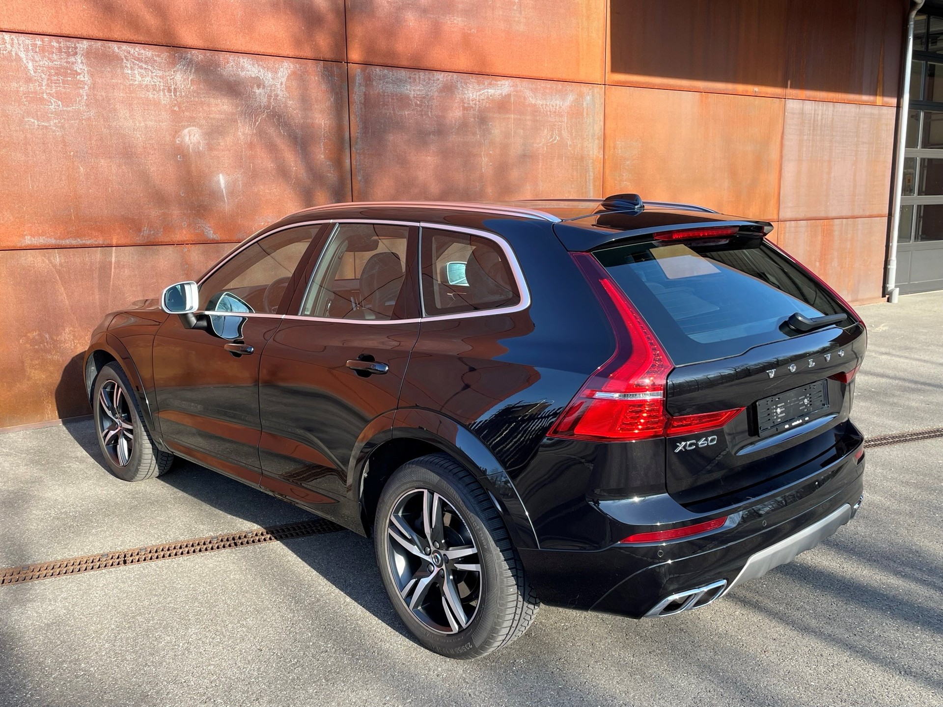 VOLVO XC60 D4 AWD R-Design Geartronic-image-4