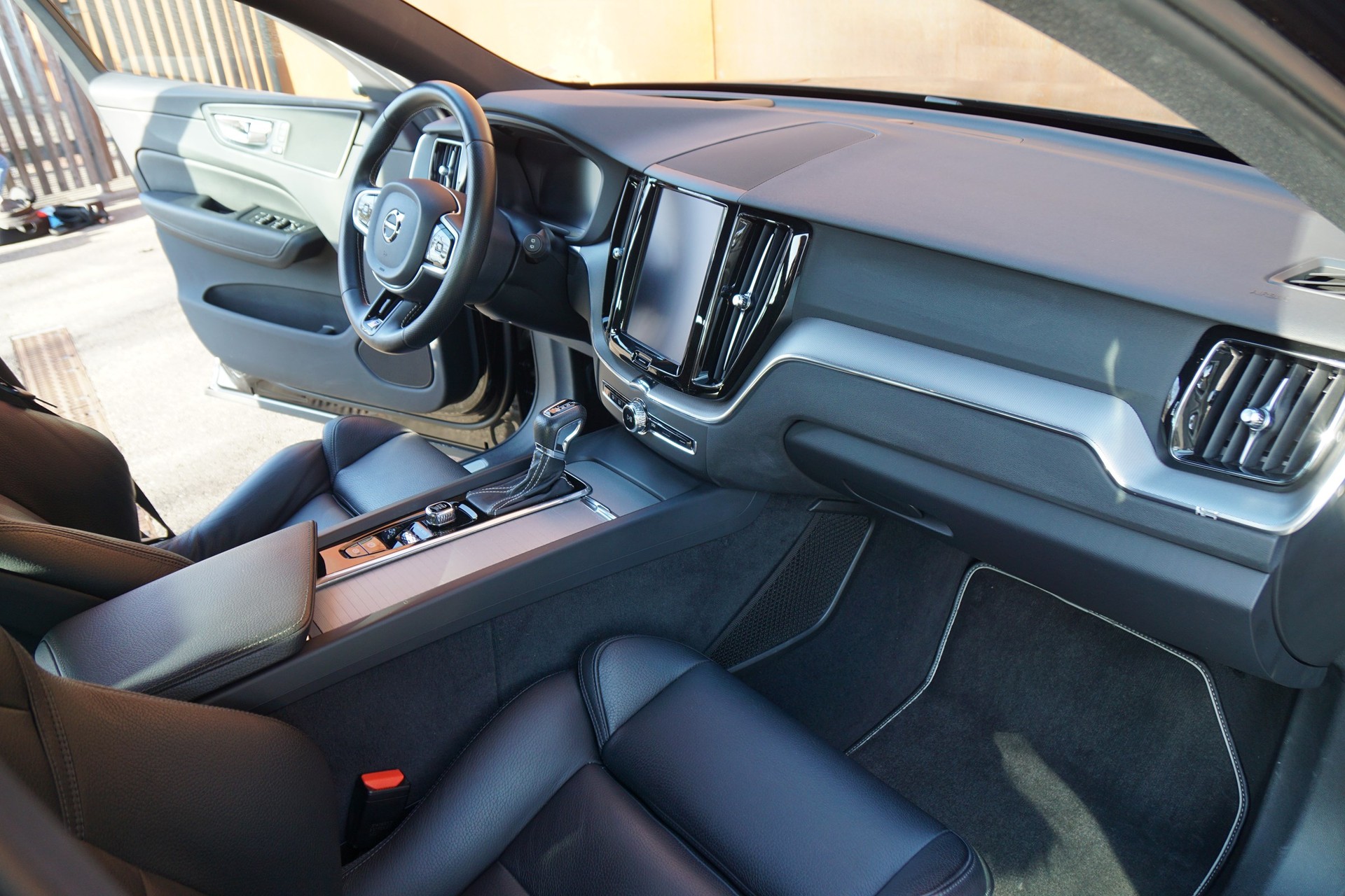 VOLVO XC60 D4 AWD R-Design Geartronic-image-12