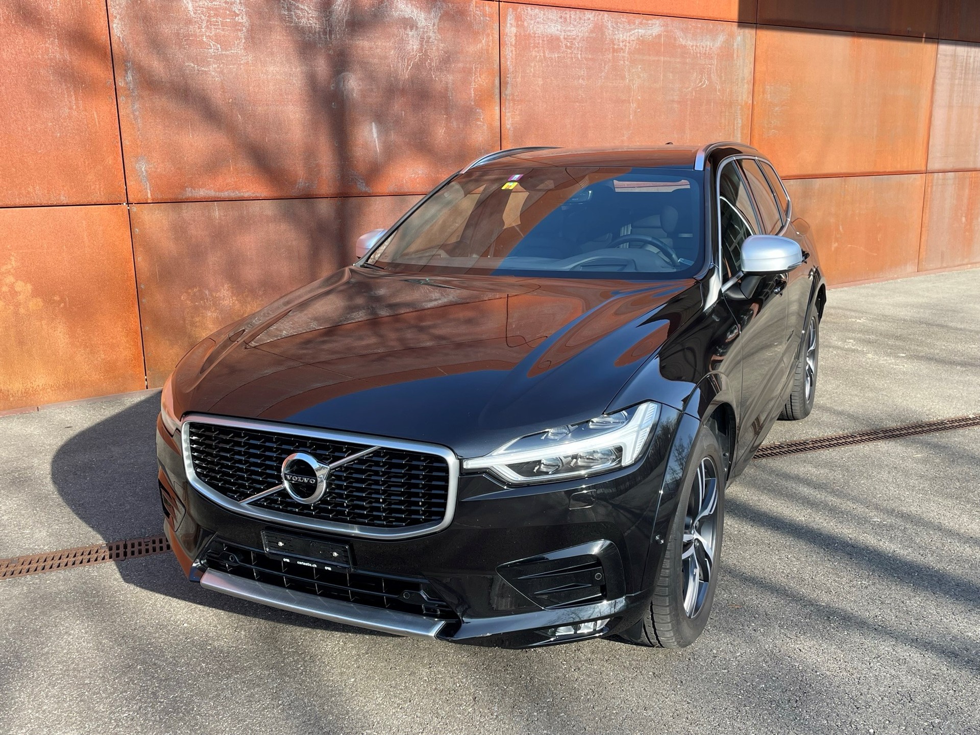 VOLVO XC60 D4 AWD R-Design Geartronic-image-1