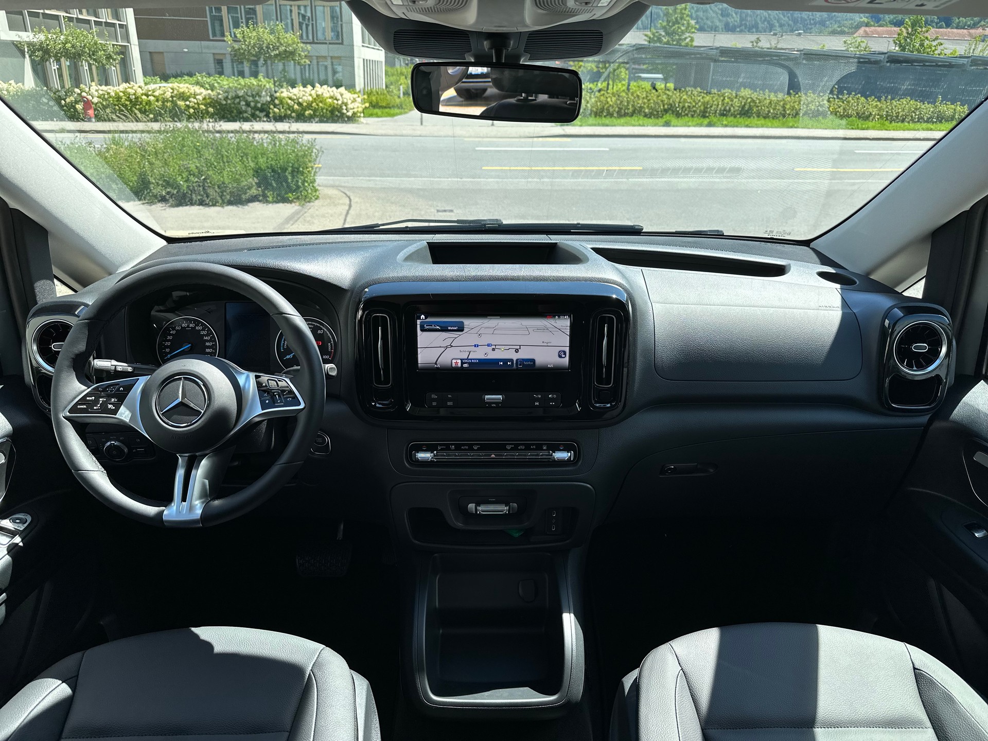 MERCEDES-BENZ eVito 129 KB TOURER PRO Lang 4x2-image-17