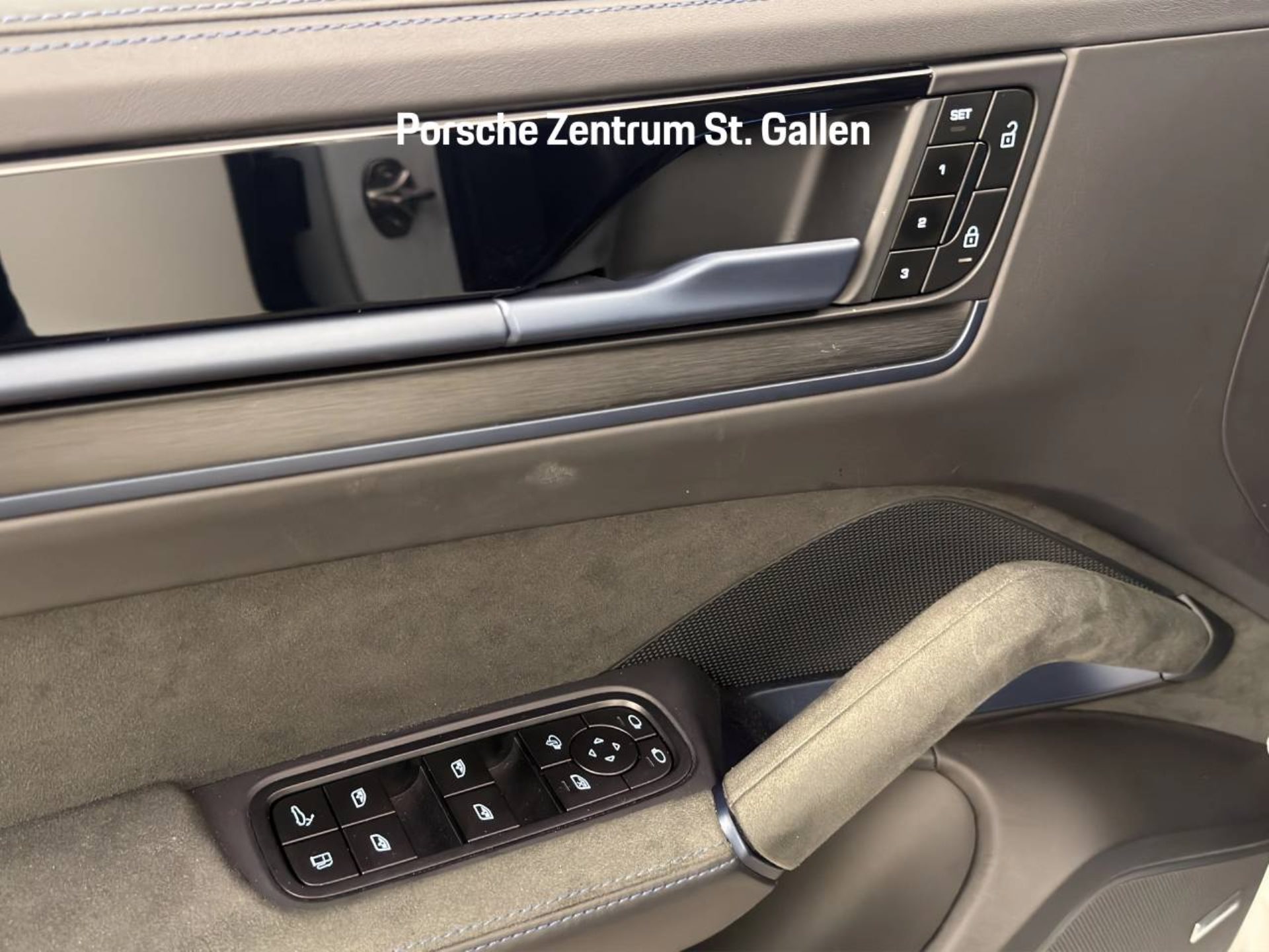 PORSCHE Cayenne Turbo E-Hybrid Coupé mit GT-Paket-image-16