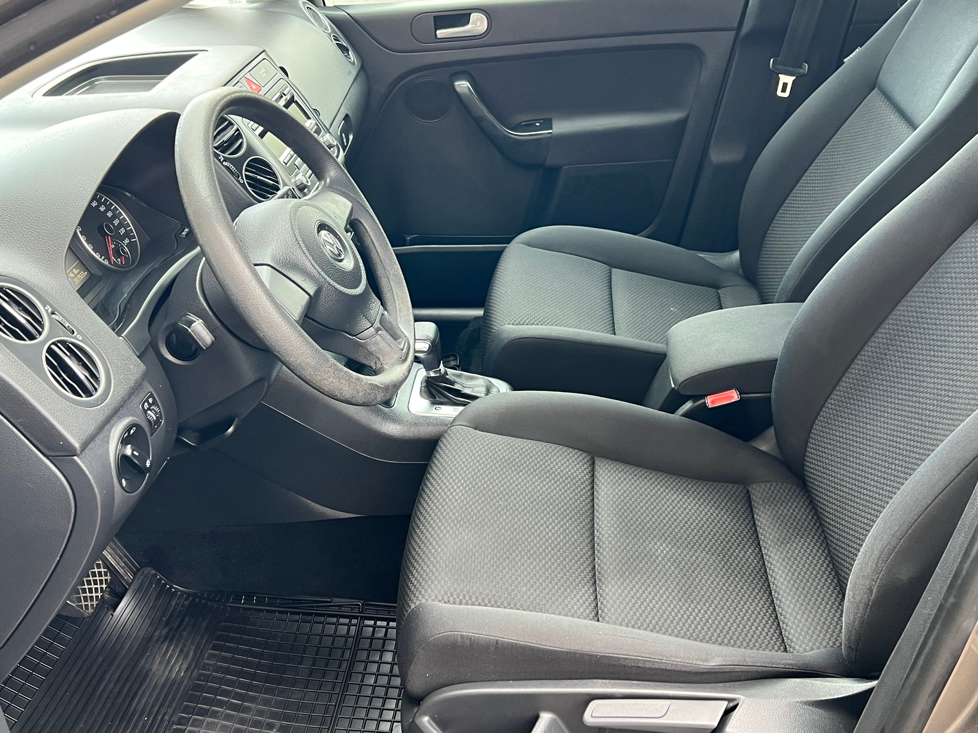 VW Golf Plus 2.0 TDI Trendline DSG-image-8