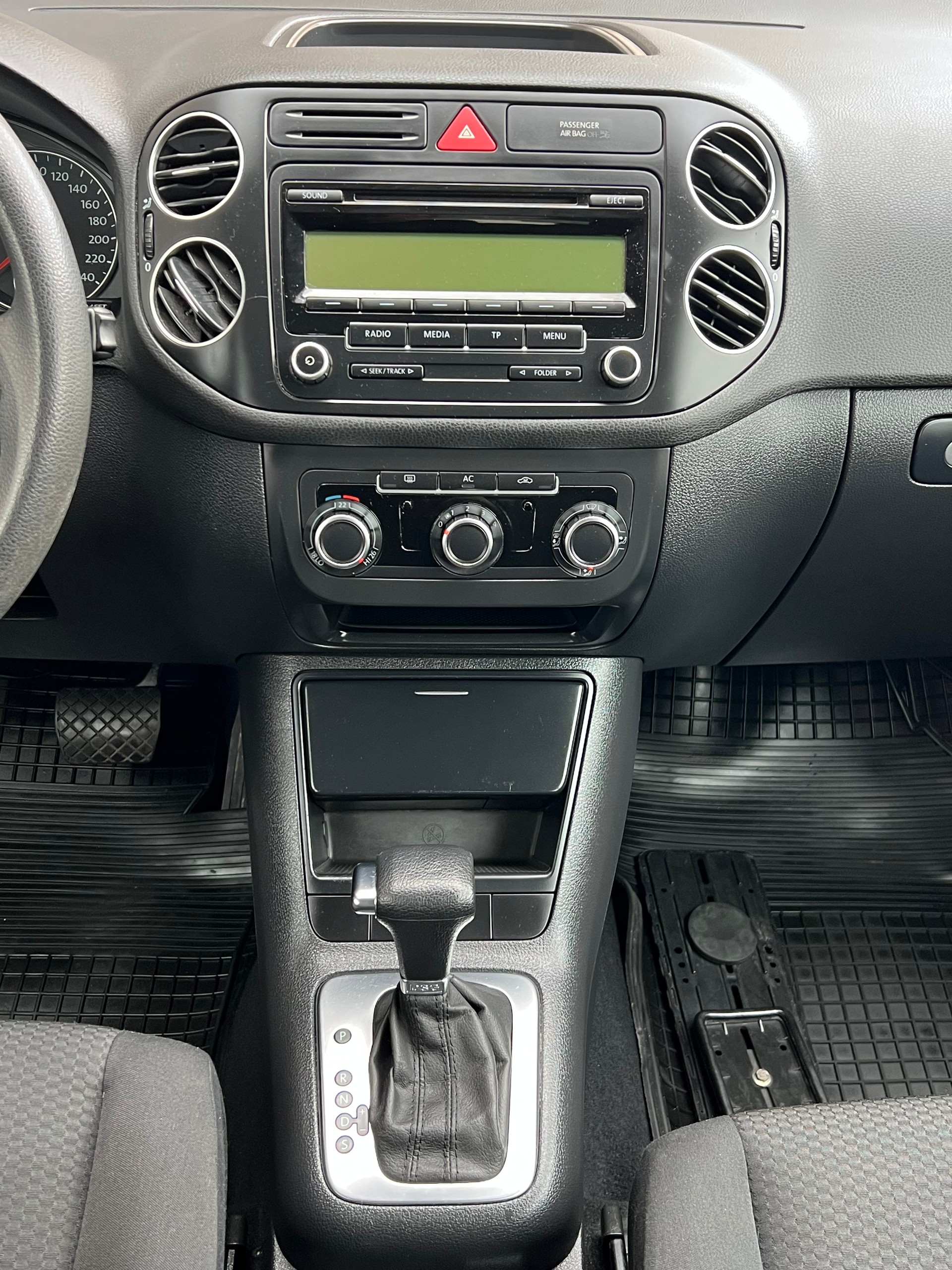 VW Golf Plus 2.0 TDI Trendline DSG-image-10