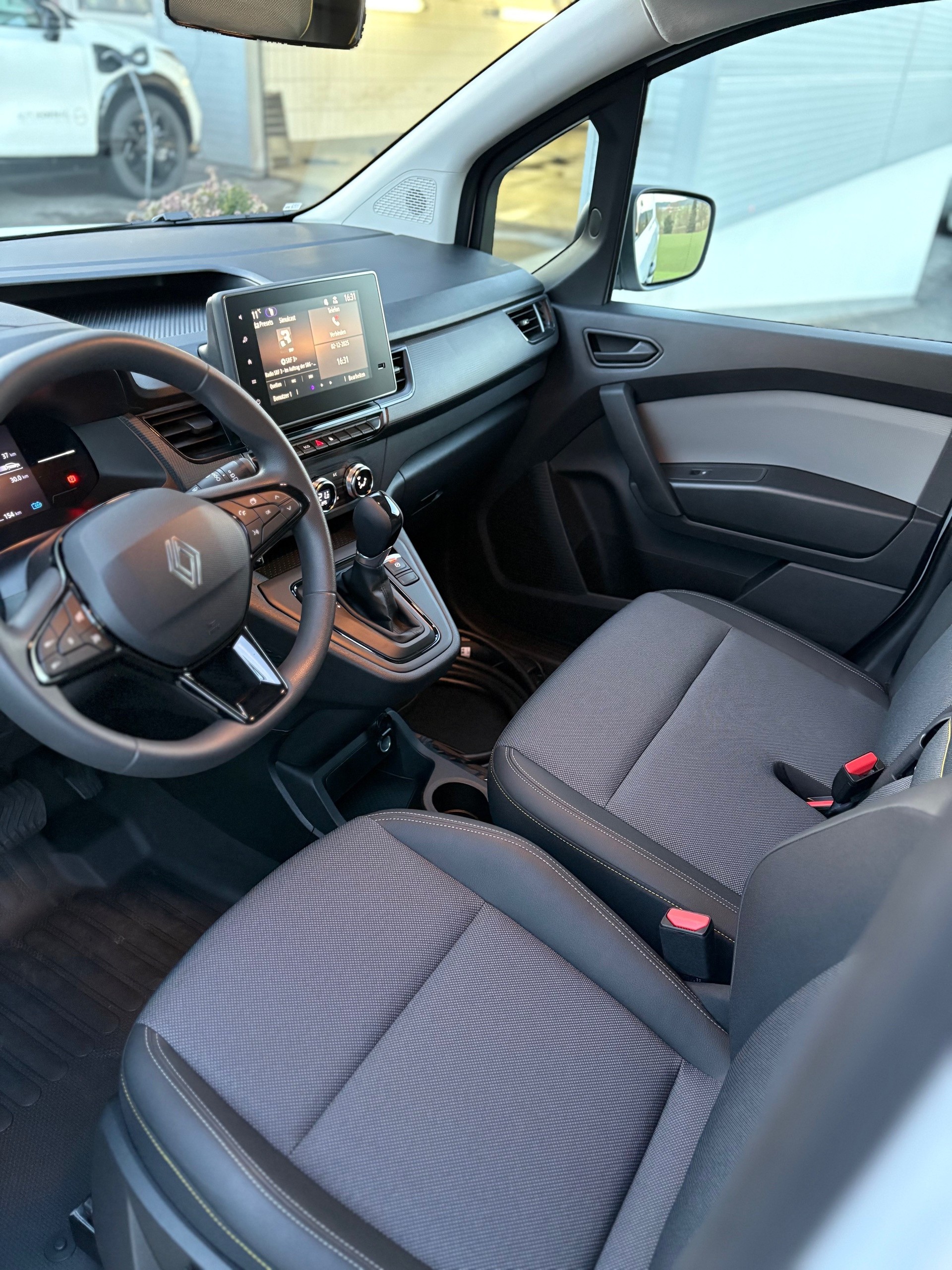 RENAULT Kangoo Van EV45 Standard L1 22kW Extra-image-4
