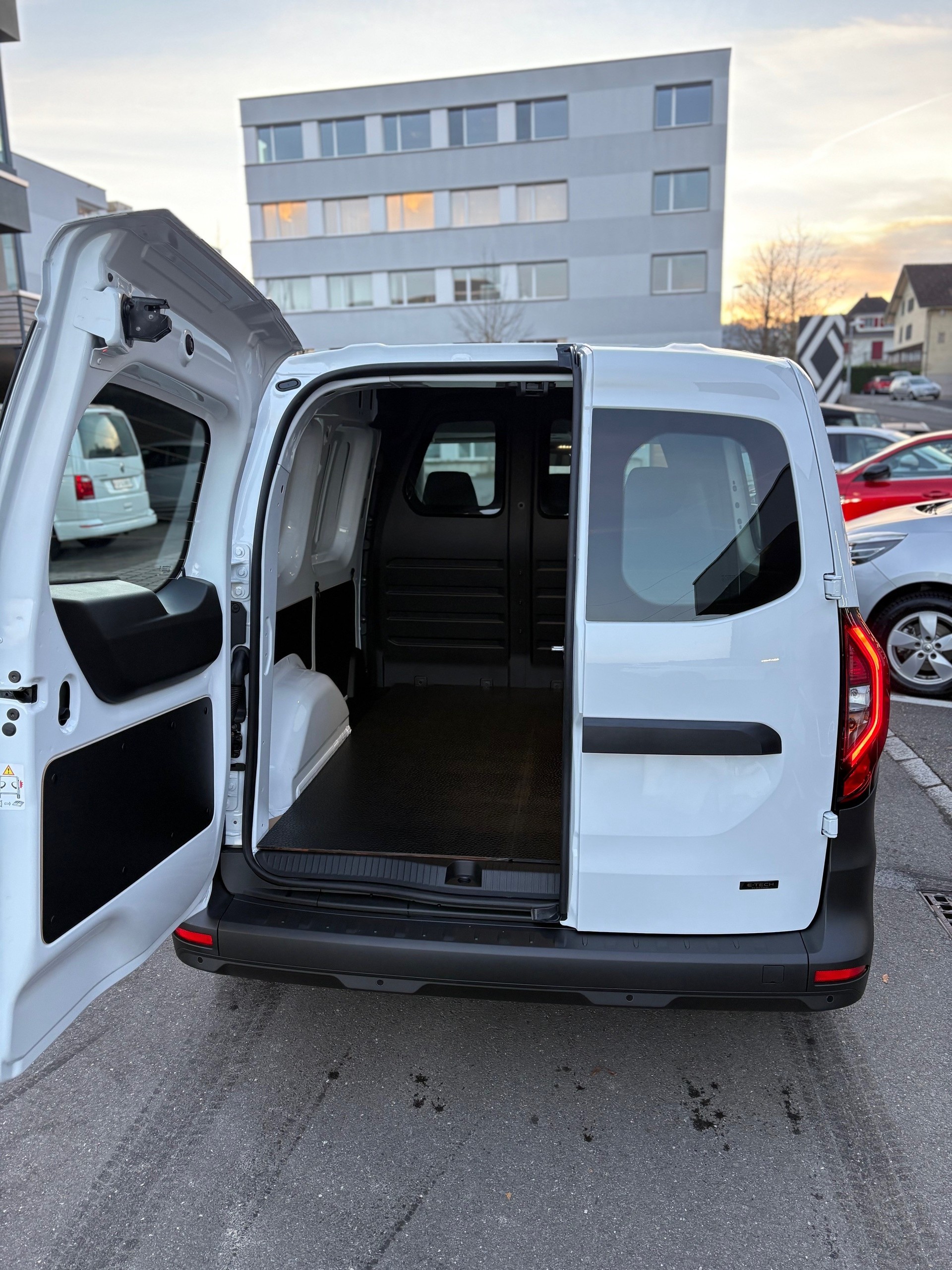 RENAULT Kangoo Van EV45 Standard L1 22kW Extra-image-3