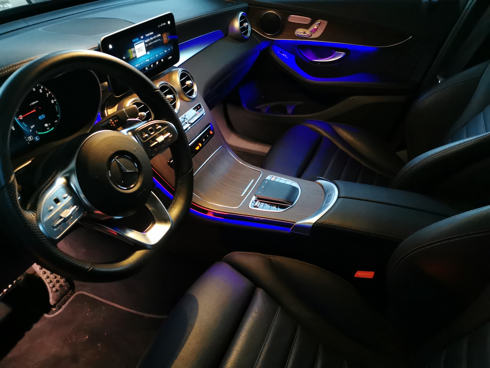 MERCEDES-BENZ GLC 300 e AMG Line 4Matic 9G-Tronic-image-15