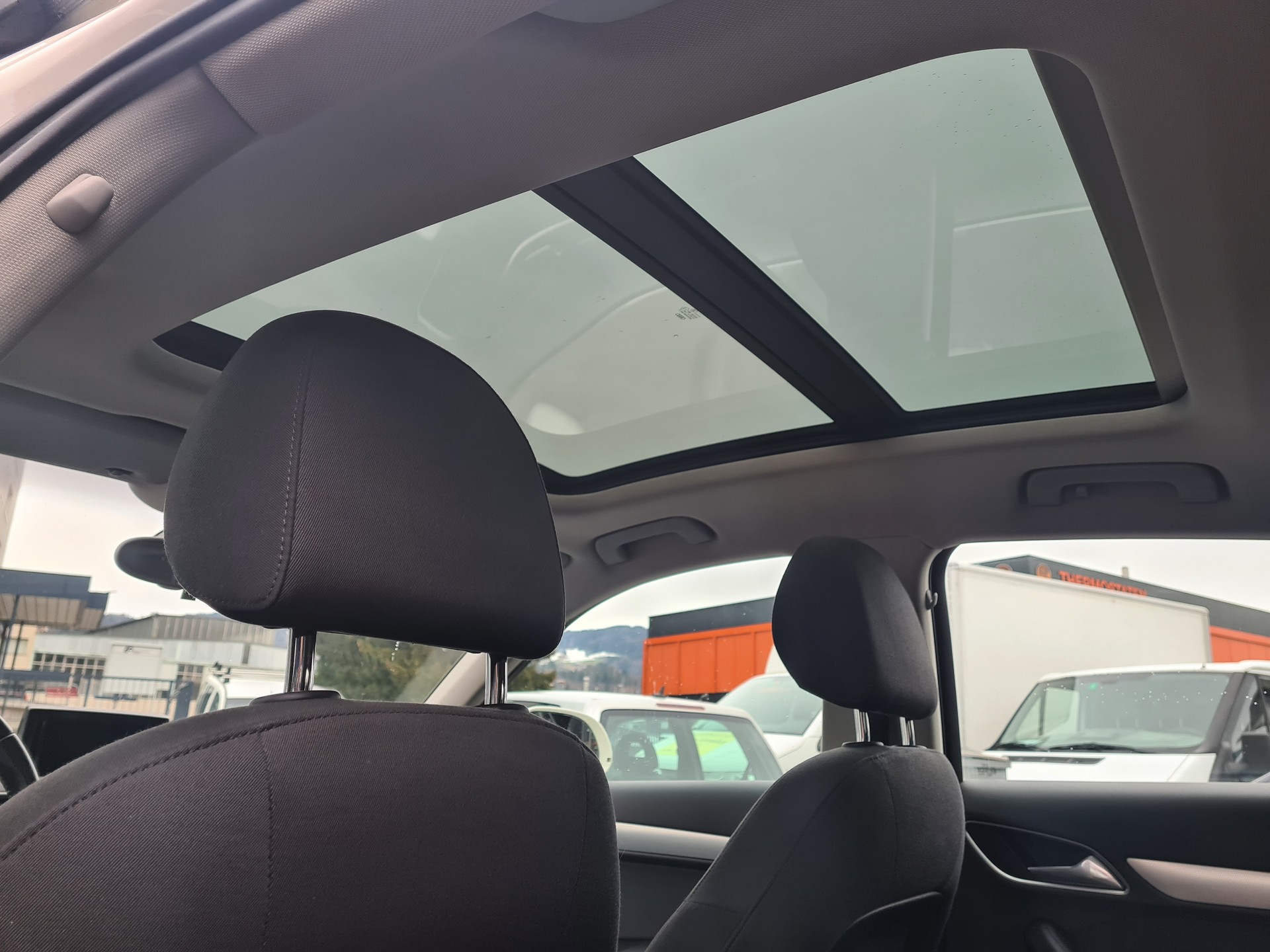 AUDI Q3 2.0 TFSI quattro S-tronic-image-11
