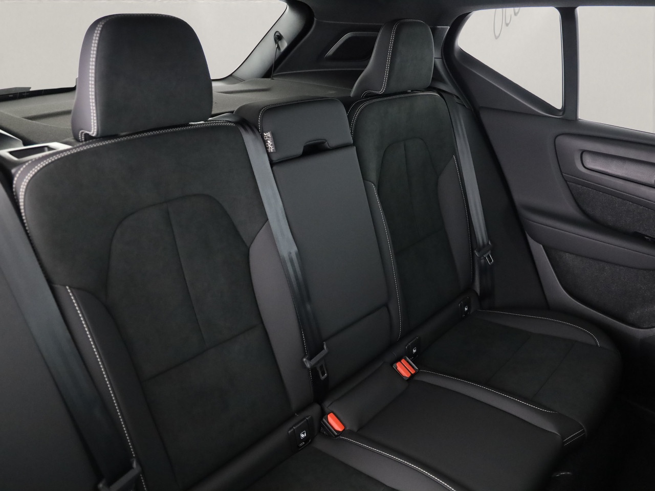 VOLVO XC40 2.0 B4 MH Ultra Dark-image-6