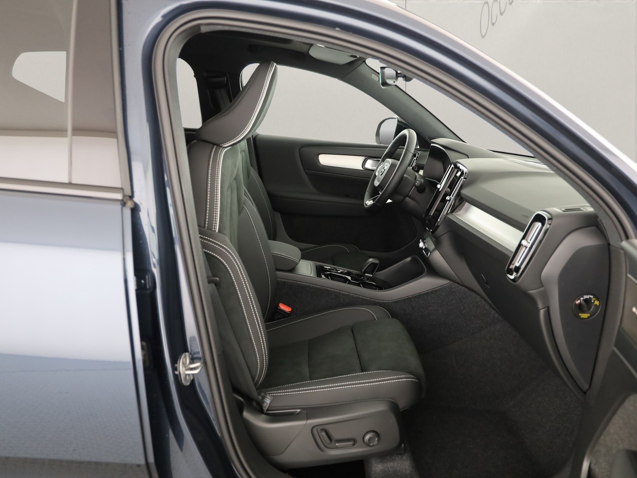 VOLVO XC40 2.0 B4 MH Ultra Dark-image-7