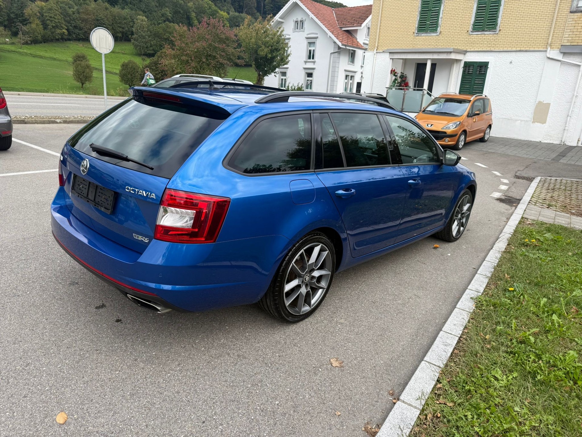 SKODA Octavia Combi 2.0 TSI RS DSG-image-2