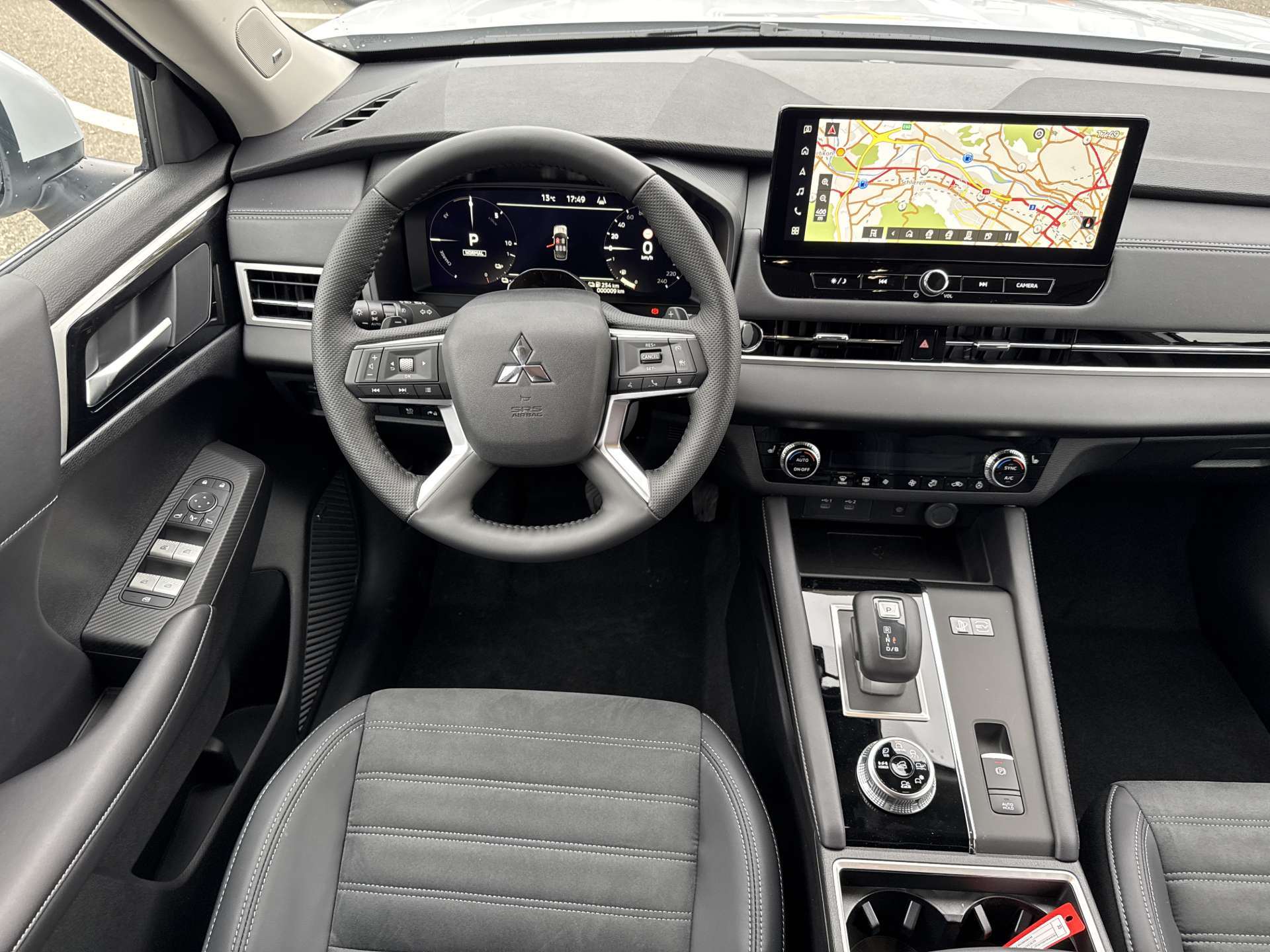 MITSUBISHI Outlander 2.4 PHEV Invite 306PS 4WD Automat-image-3