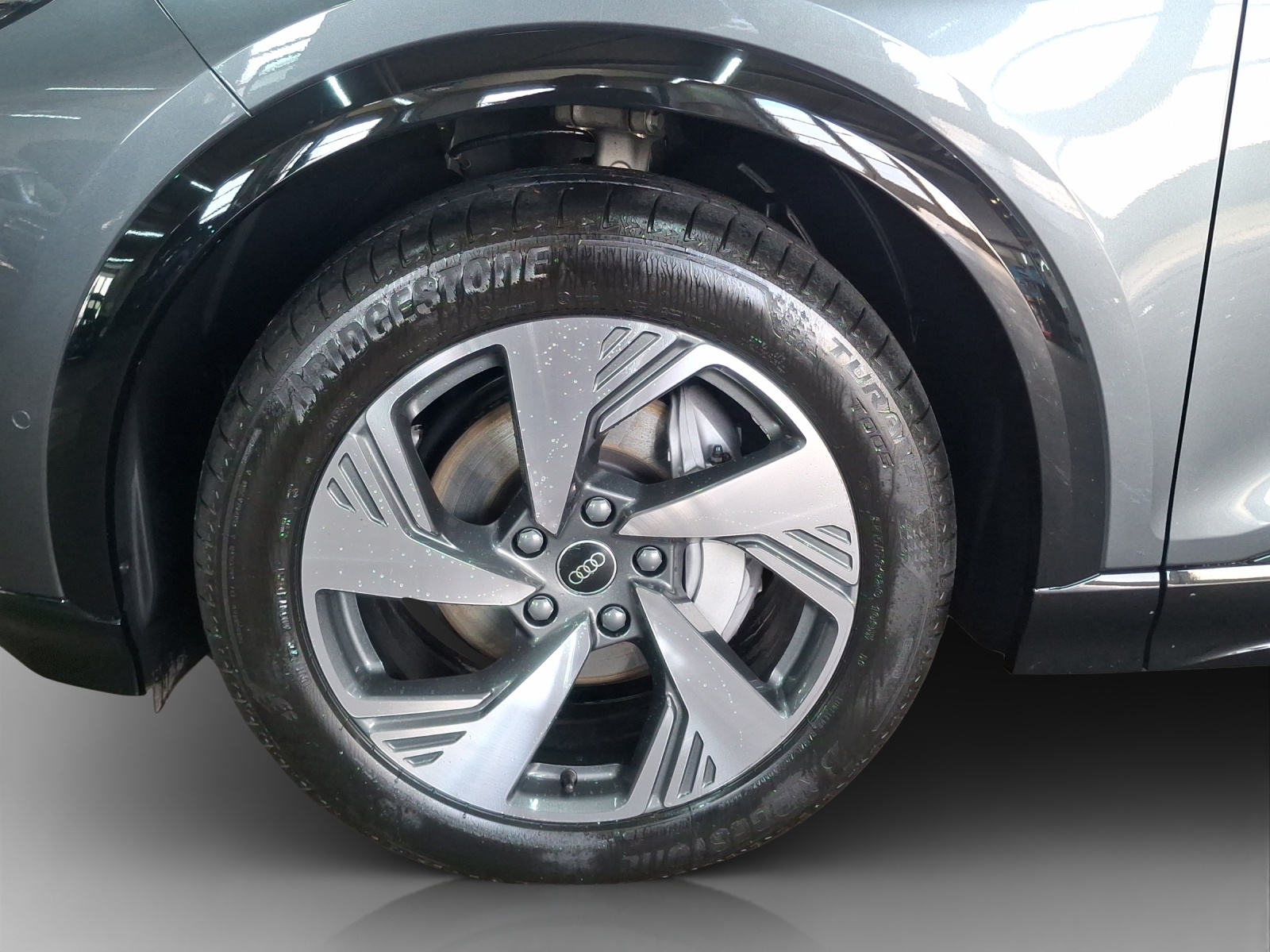 AUDI Q6 e-tron quattro-image-15