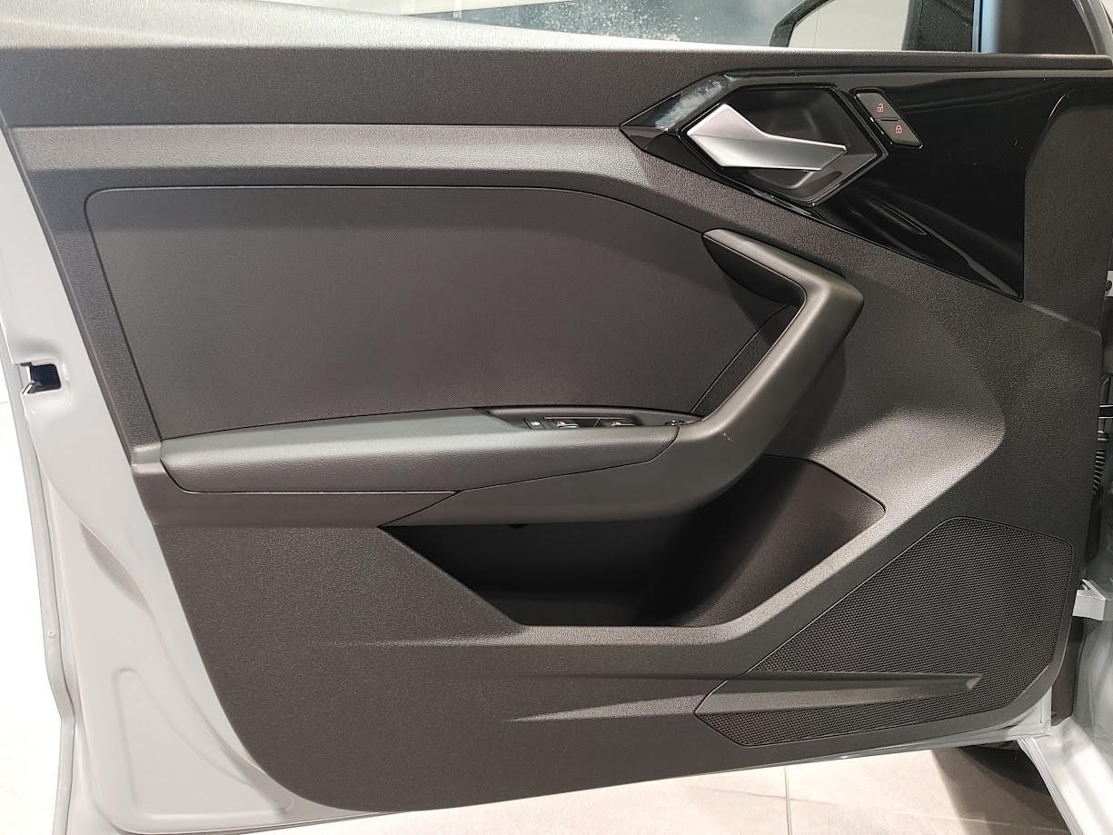 AUDI A1 Sportback 30 TFSI Attraction S-tronic-image-2