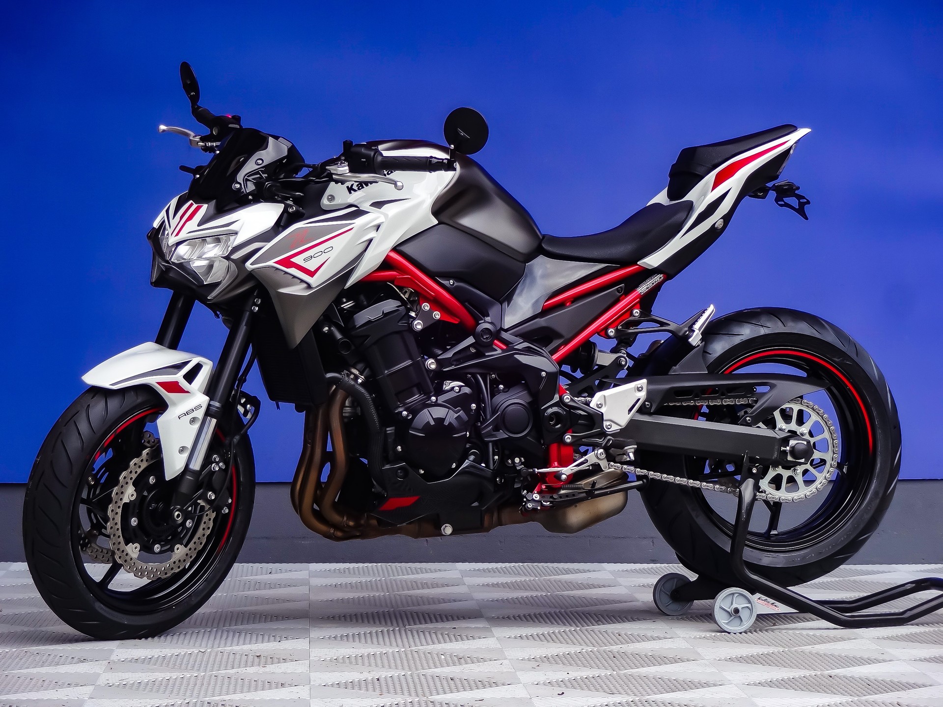 KAWASAKI Z 900 (35kW)-showroom-element-3