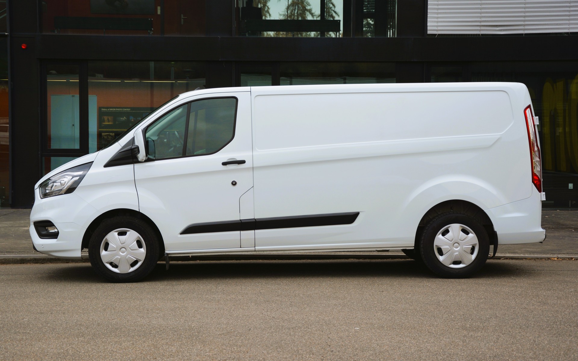 FORD Transit Custom Van 300 L2H1 Trend A-image-5