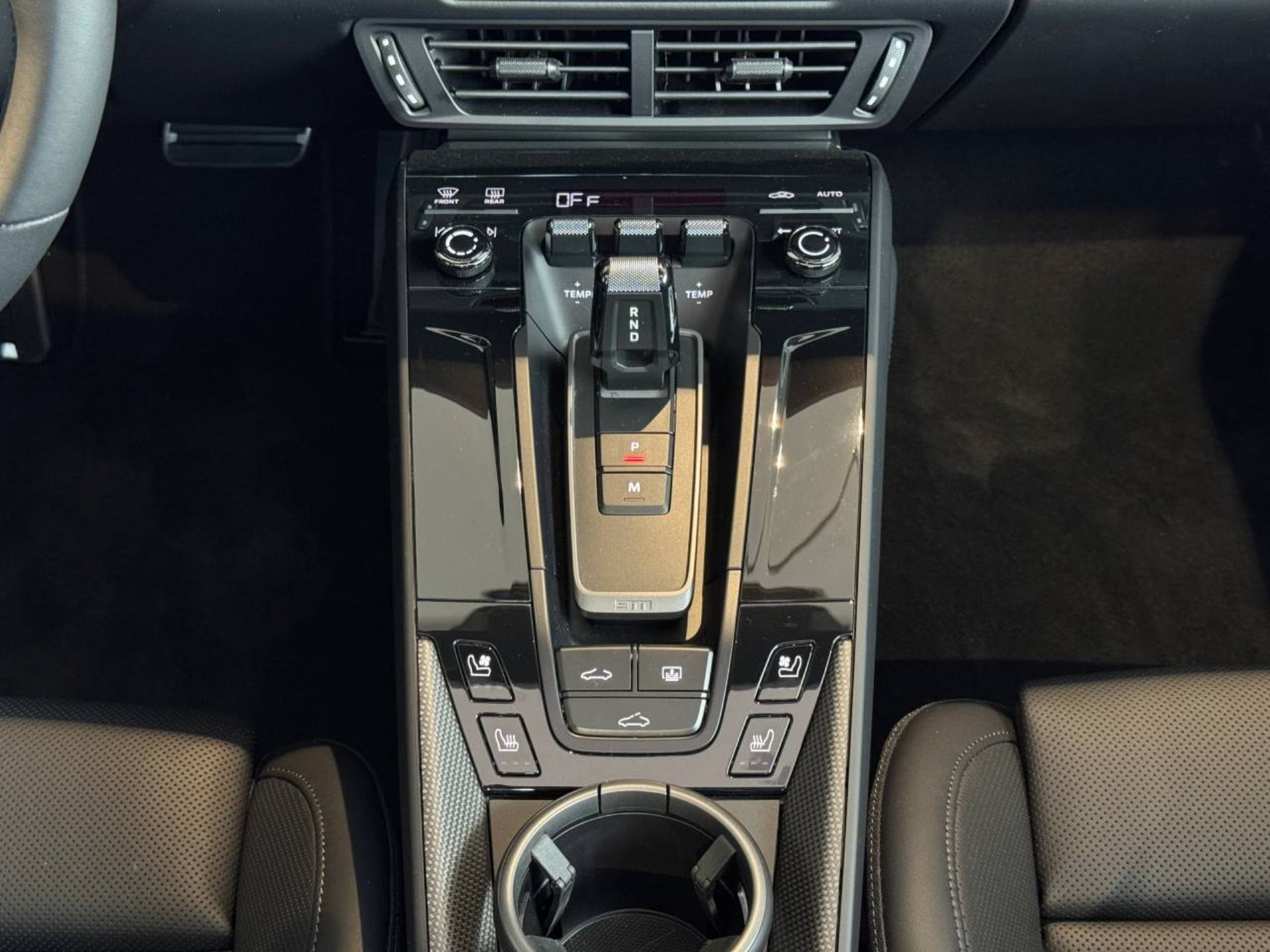 PORSCHE 911 Carrera 4 GTS-image-17