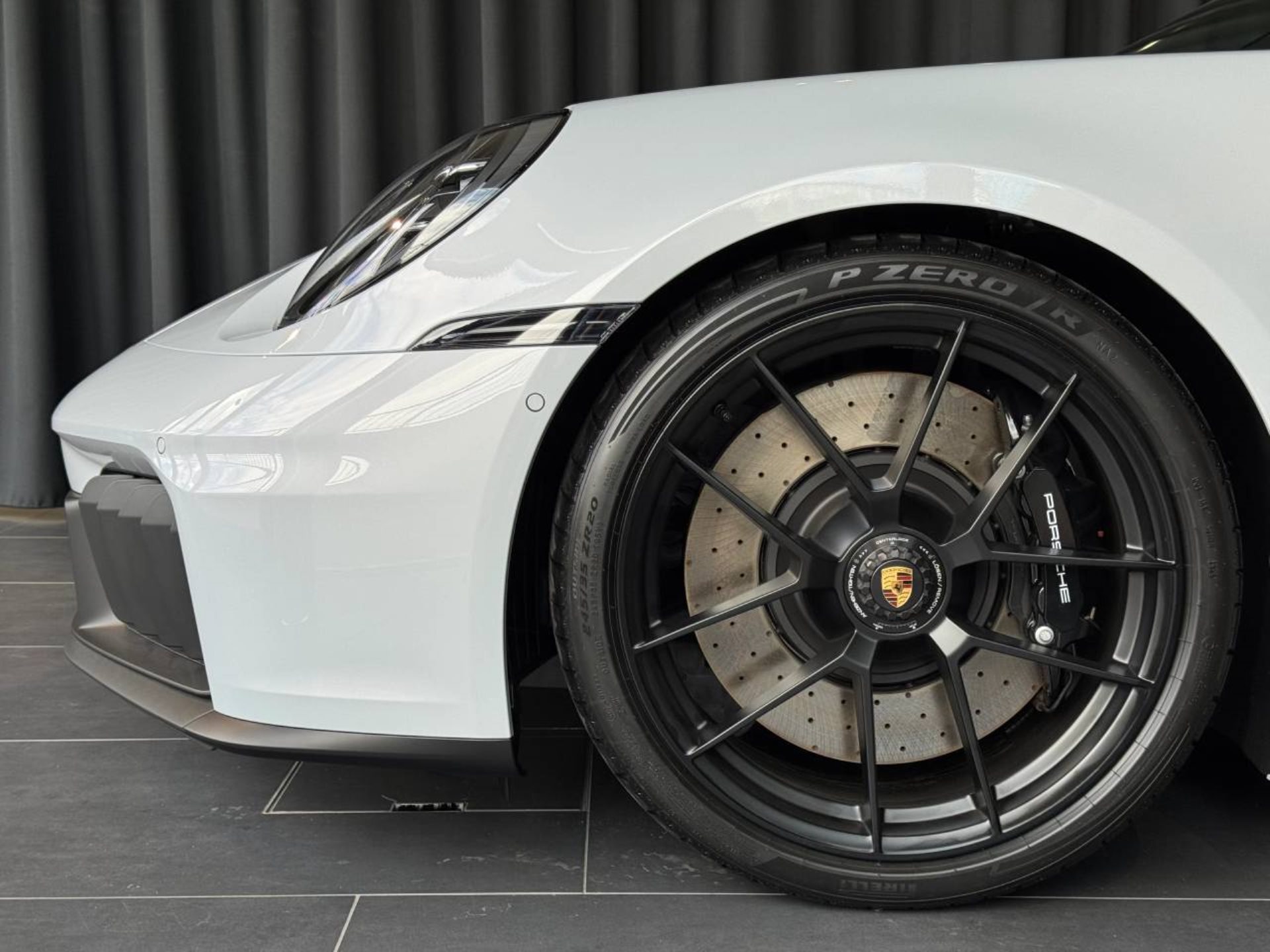 PORSCHE 911 Carrera 4 GTS-image-10